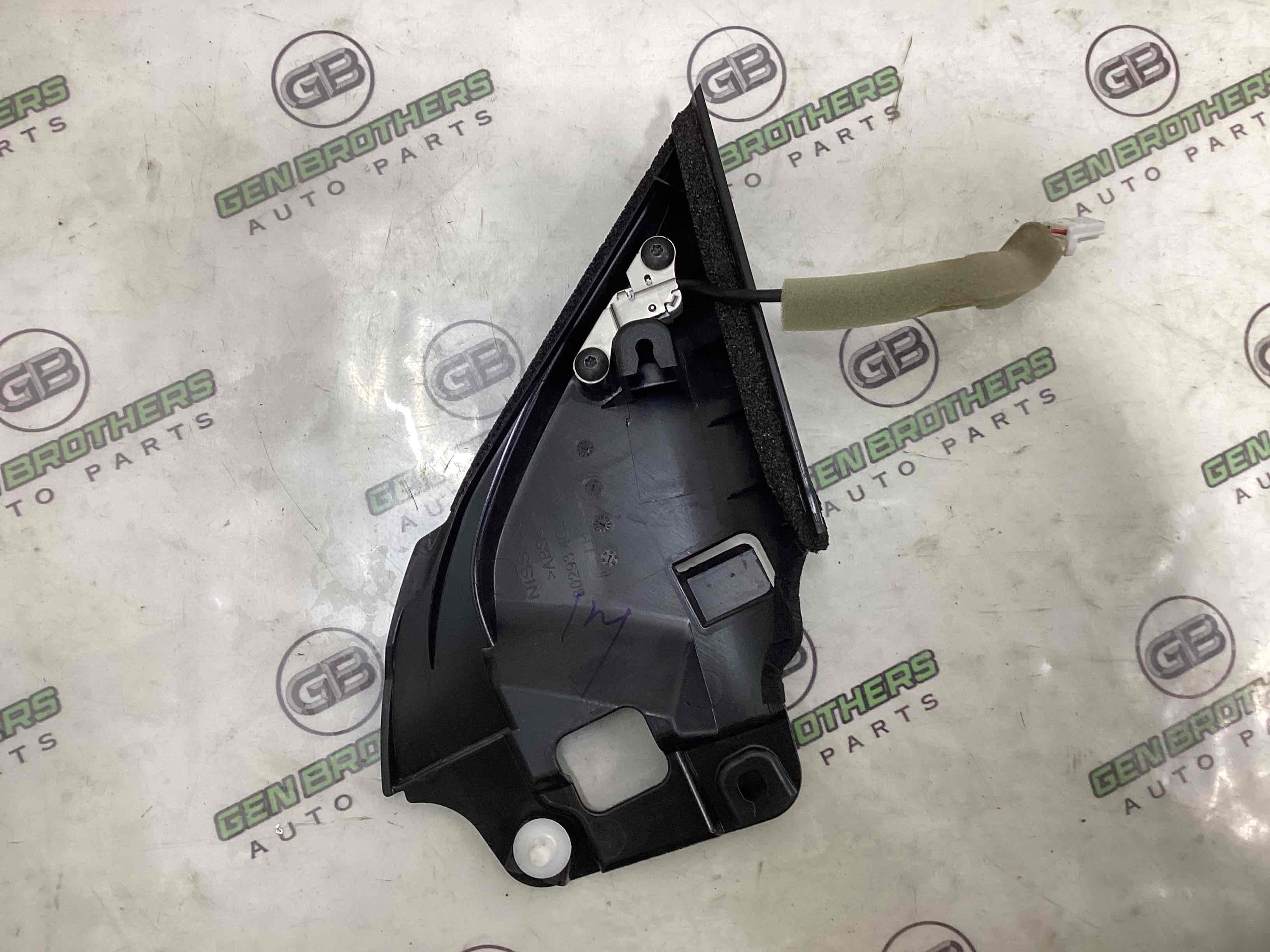 Корпус, накладка, кріплення лівого дзеркала