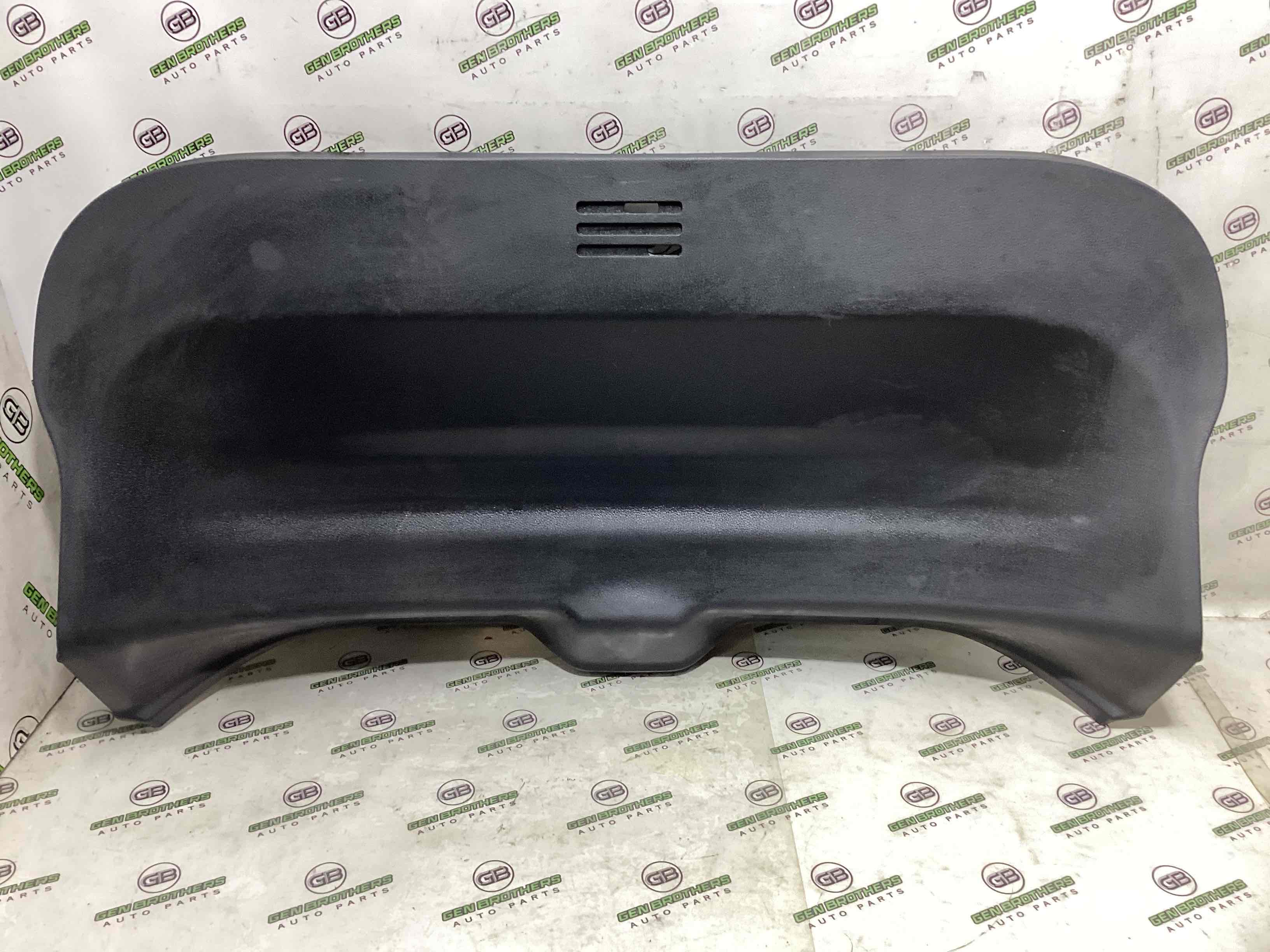 Обшивка кришки багажника