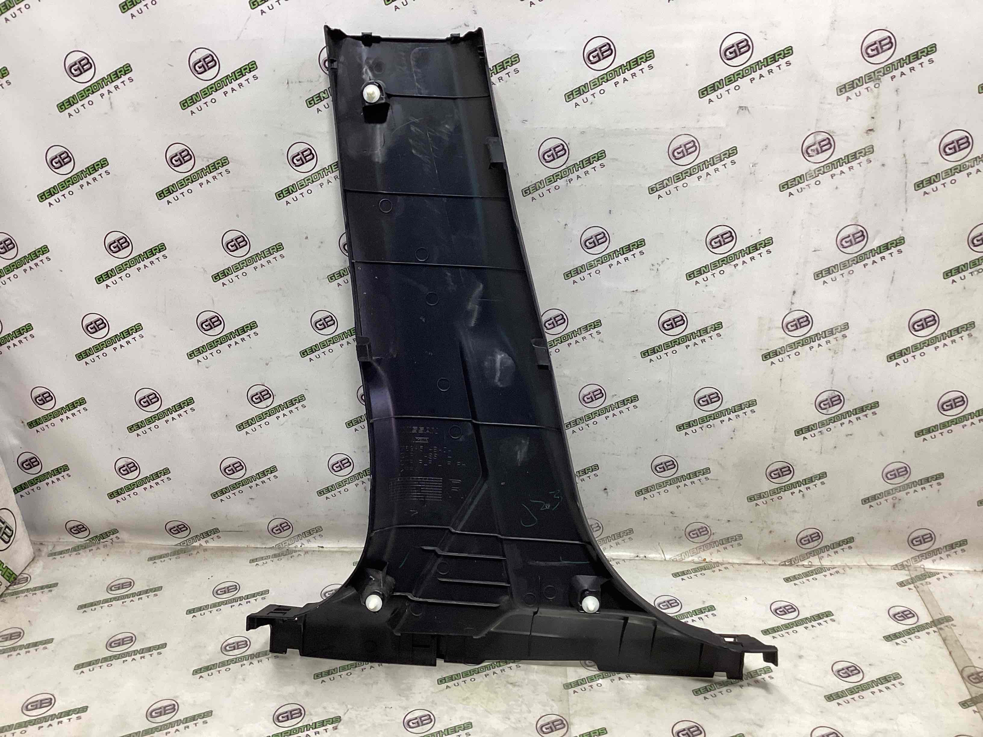 Обшивка центральної стійки права