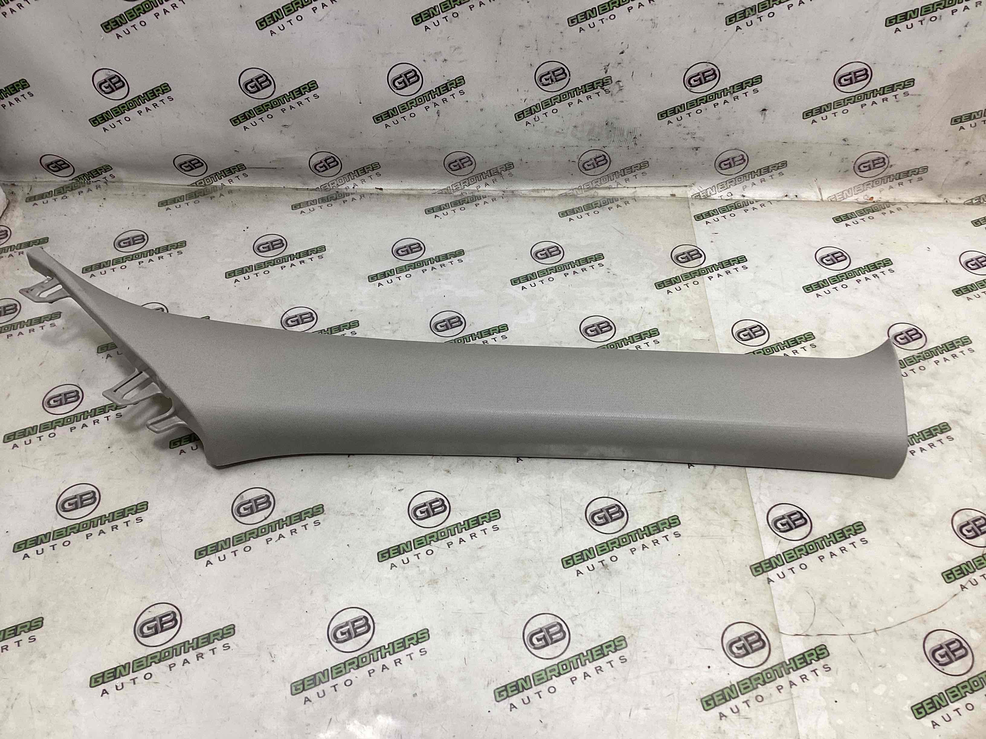 Обшивка передньої стійки права