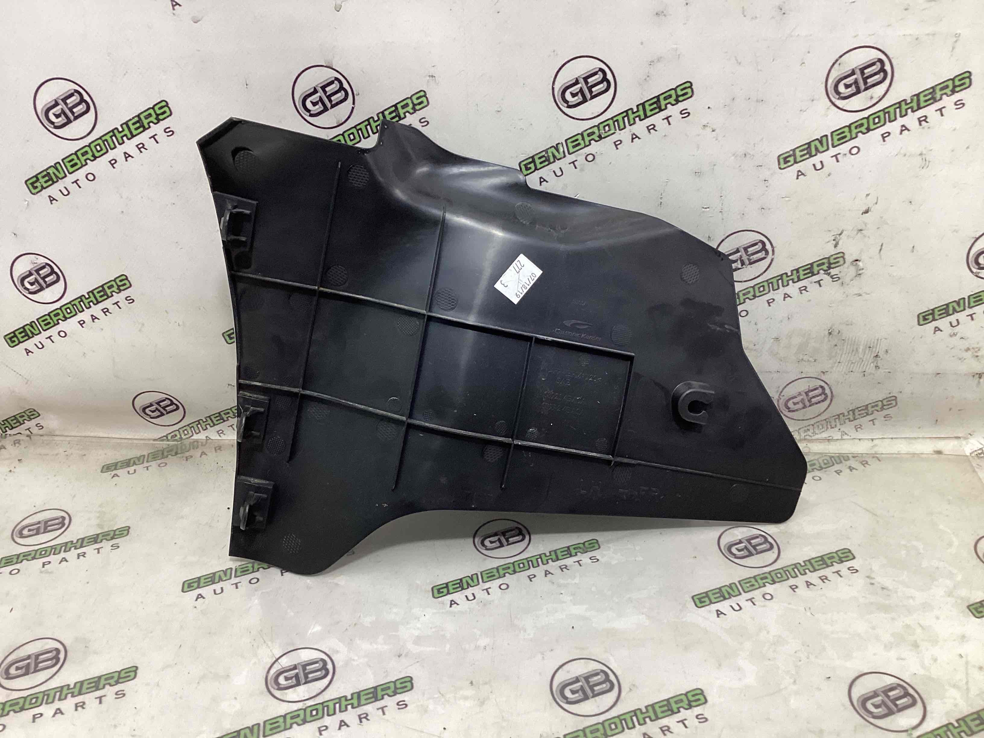 Обшивка панелі приладів торпедо