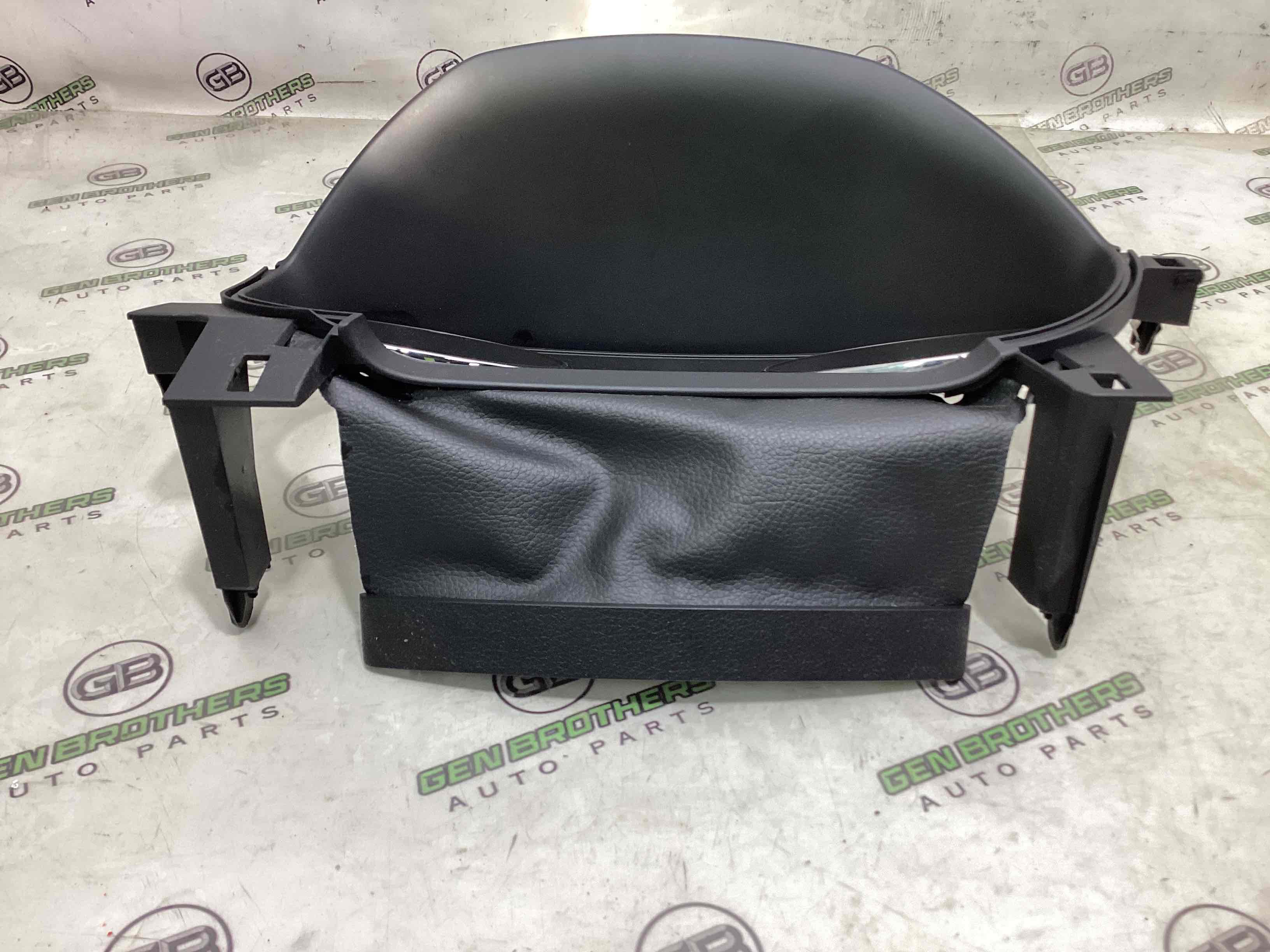 Обшивка панелі приладів торпедо