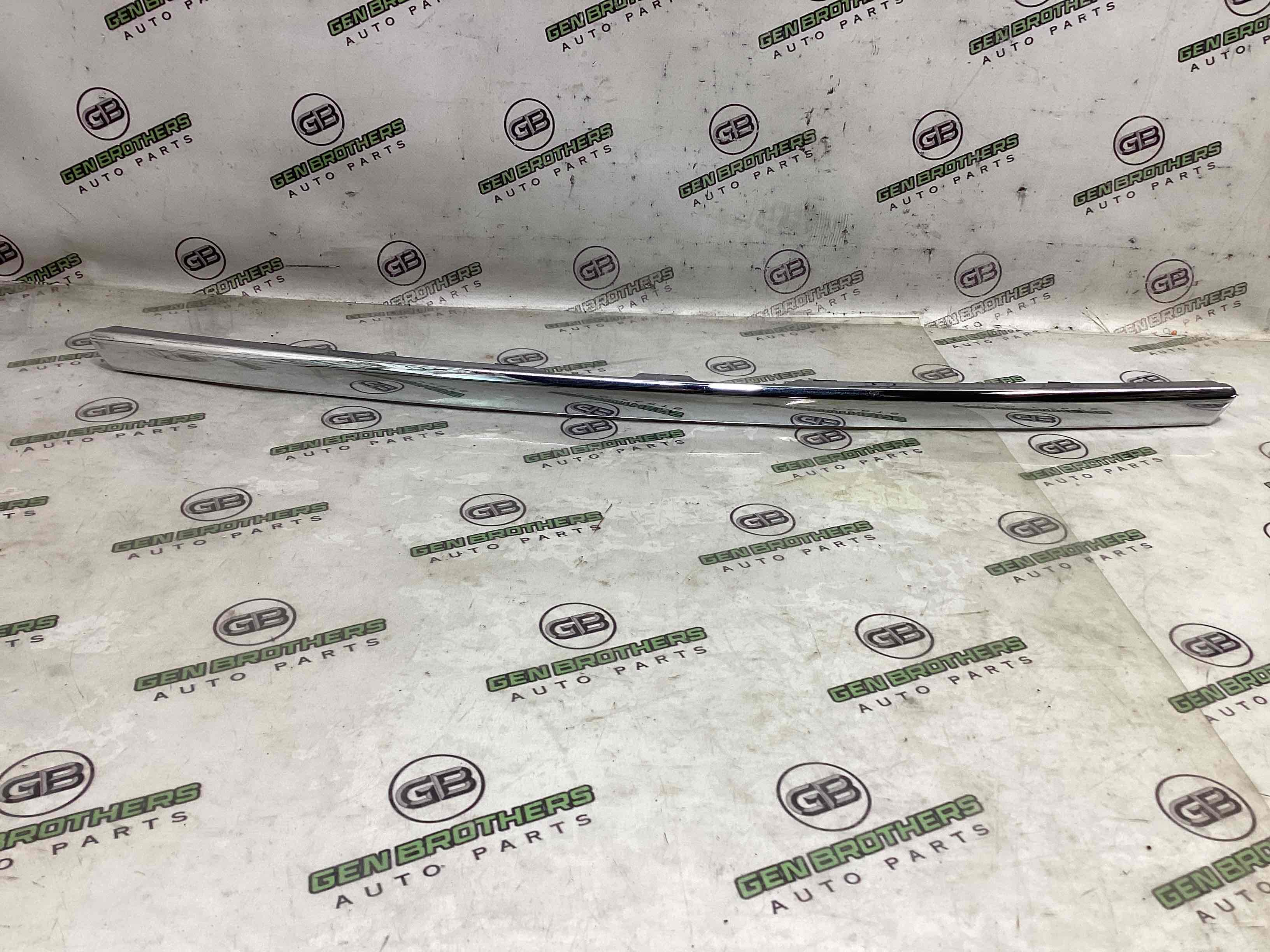 Молдинг двері багажника, кришки багажника, задні молдинги кузова