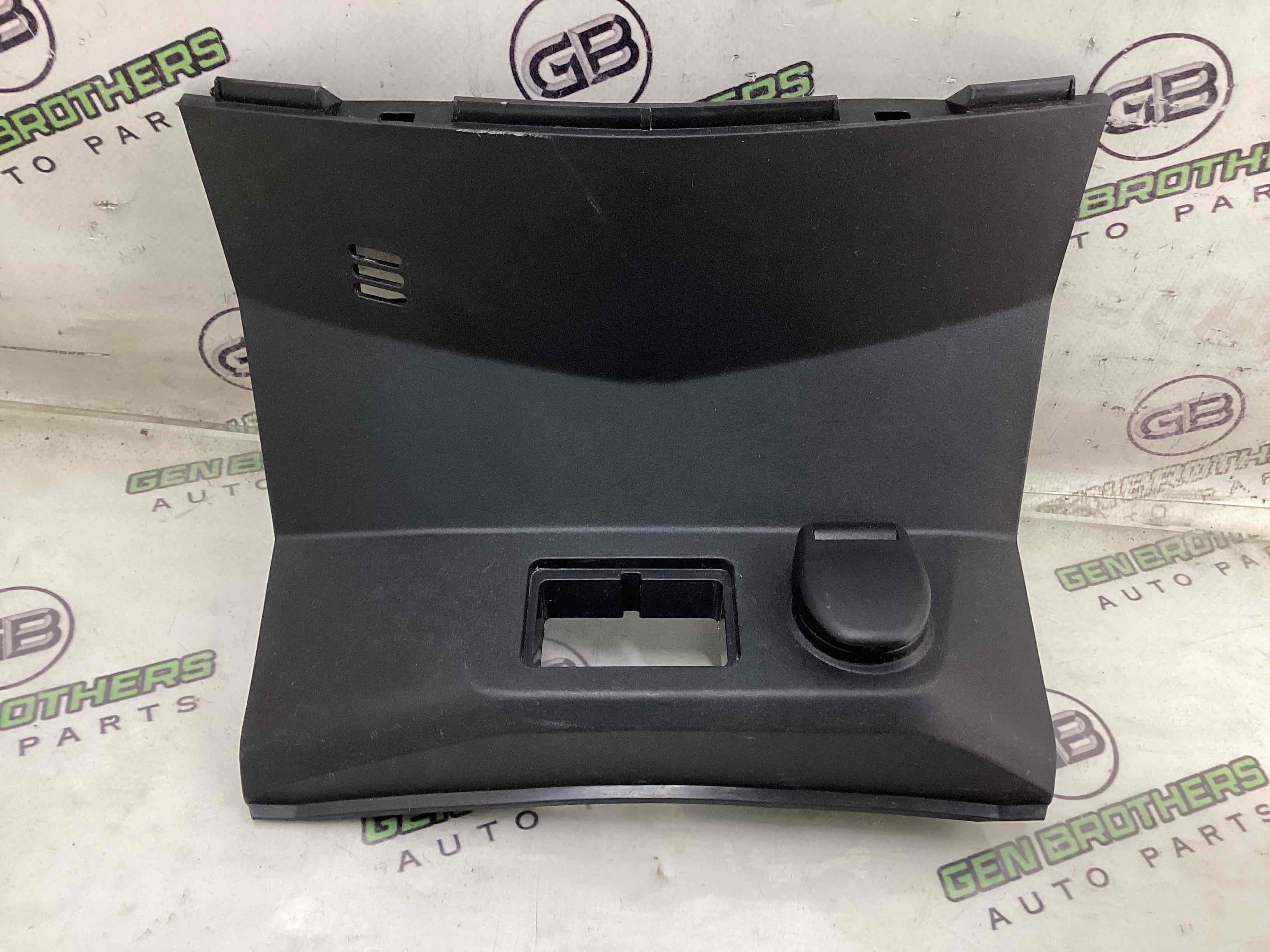 Обшивка панелі приладів торпедо