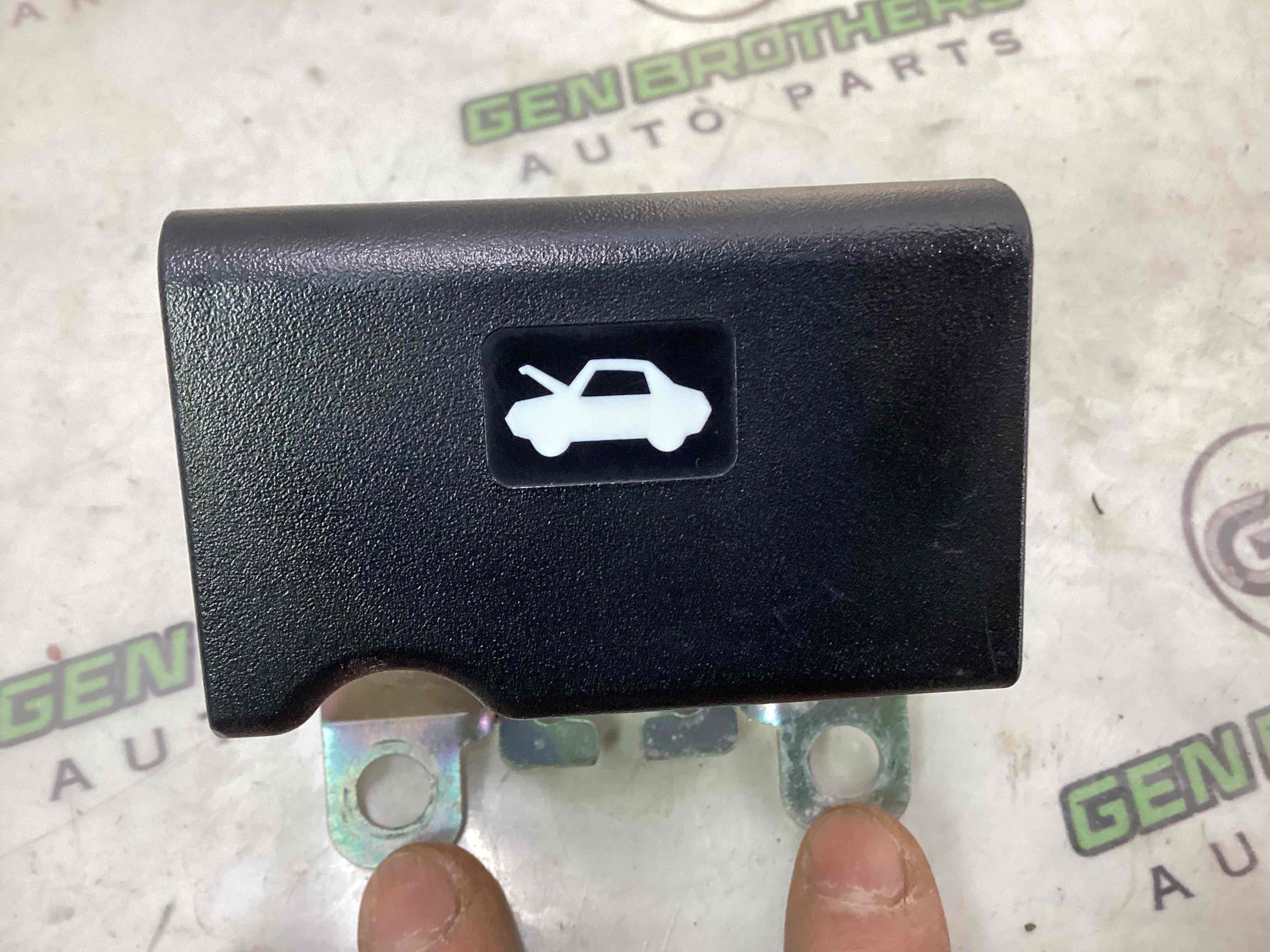 Ручка відкривання капота