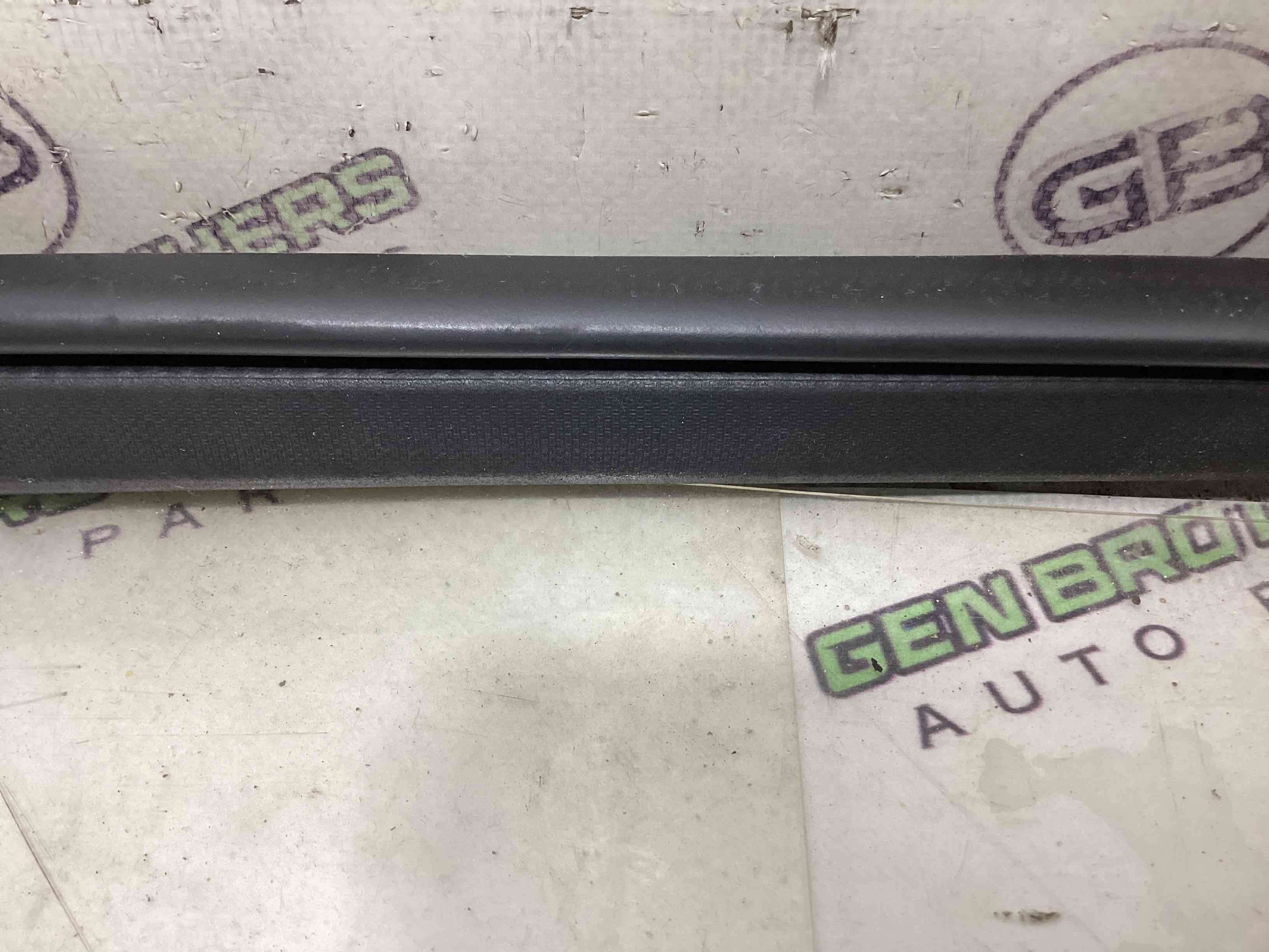 Ущільнювач скла, двері