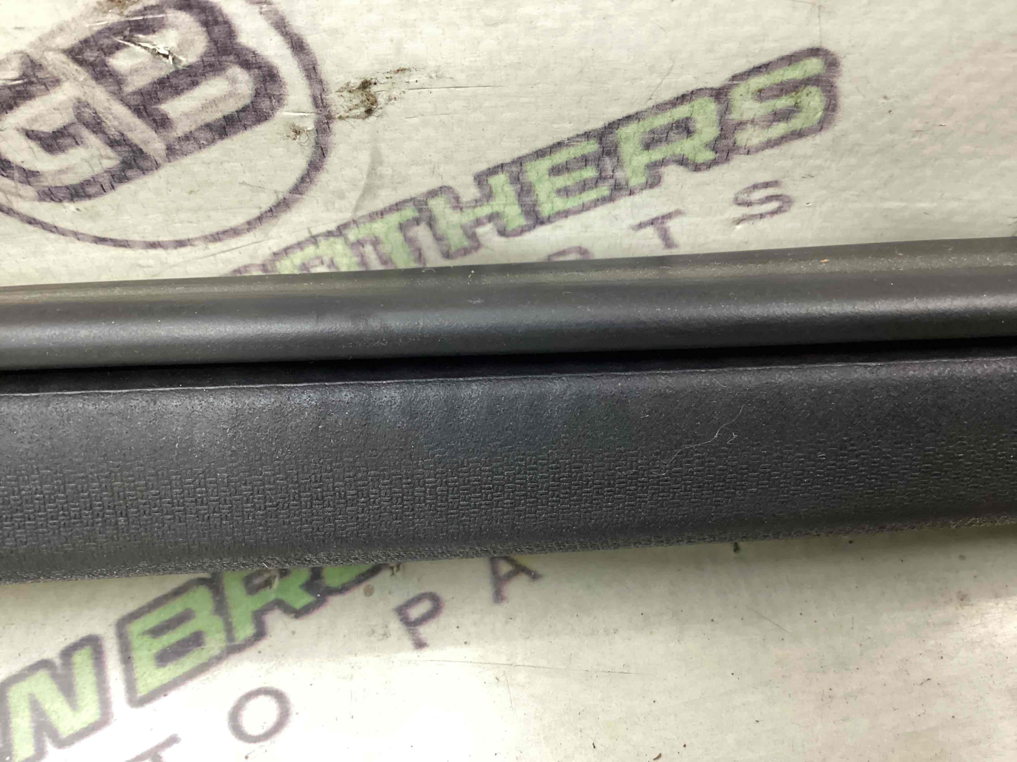 Ущільнювач скла, двері