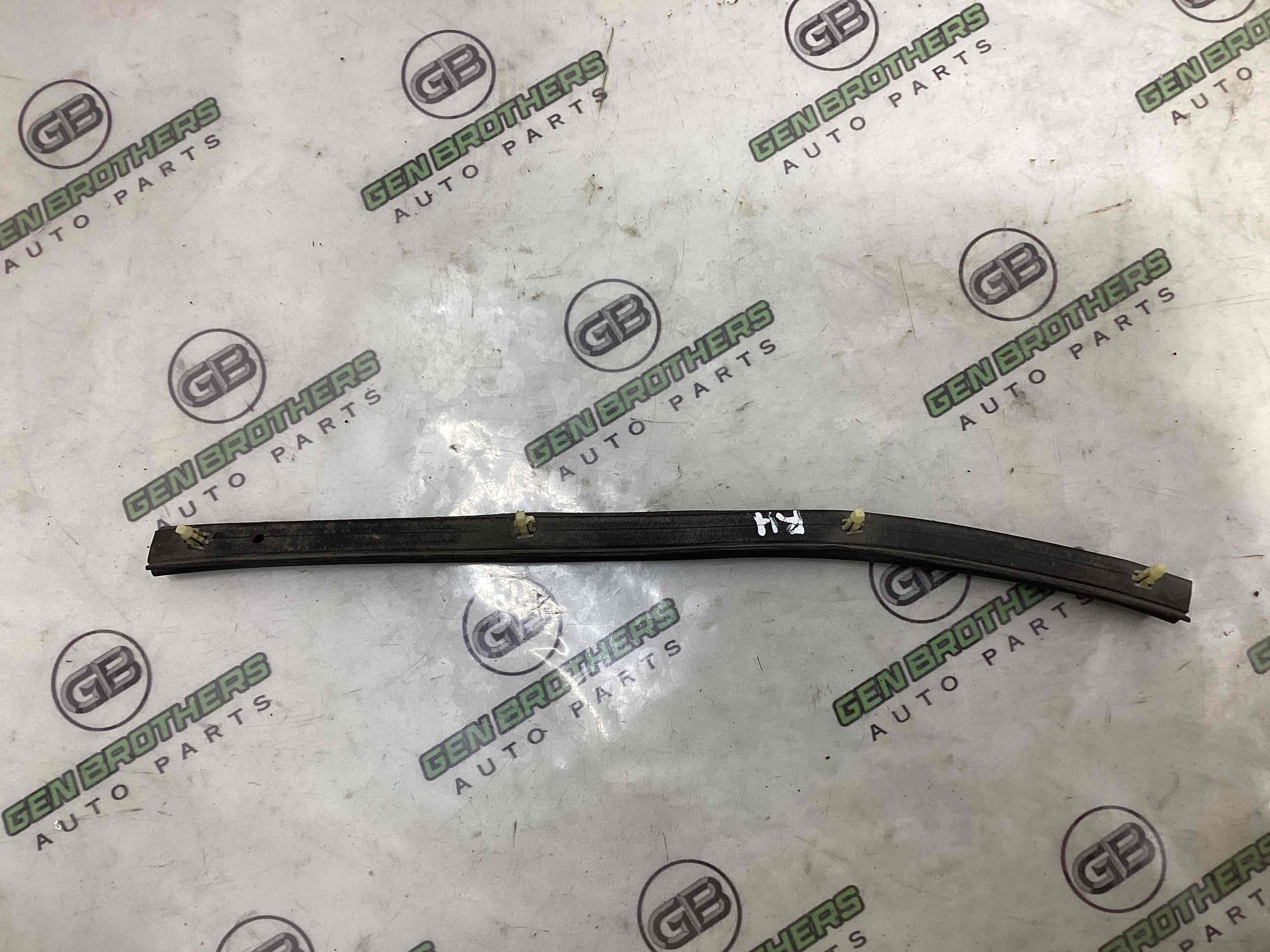 Ущільнювач капота, ізолятор, шуба