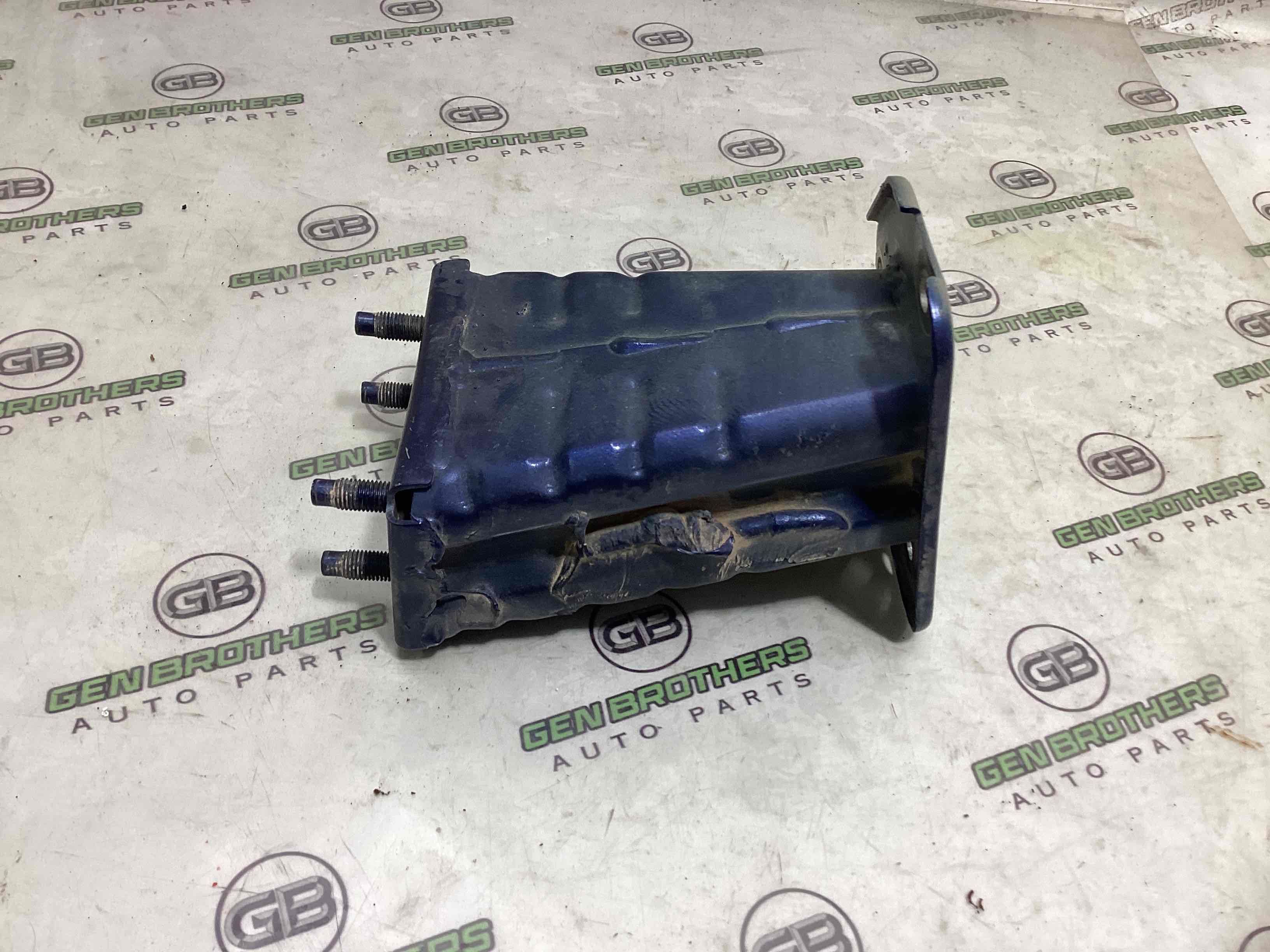 Кронштейн підсилювача бампера