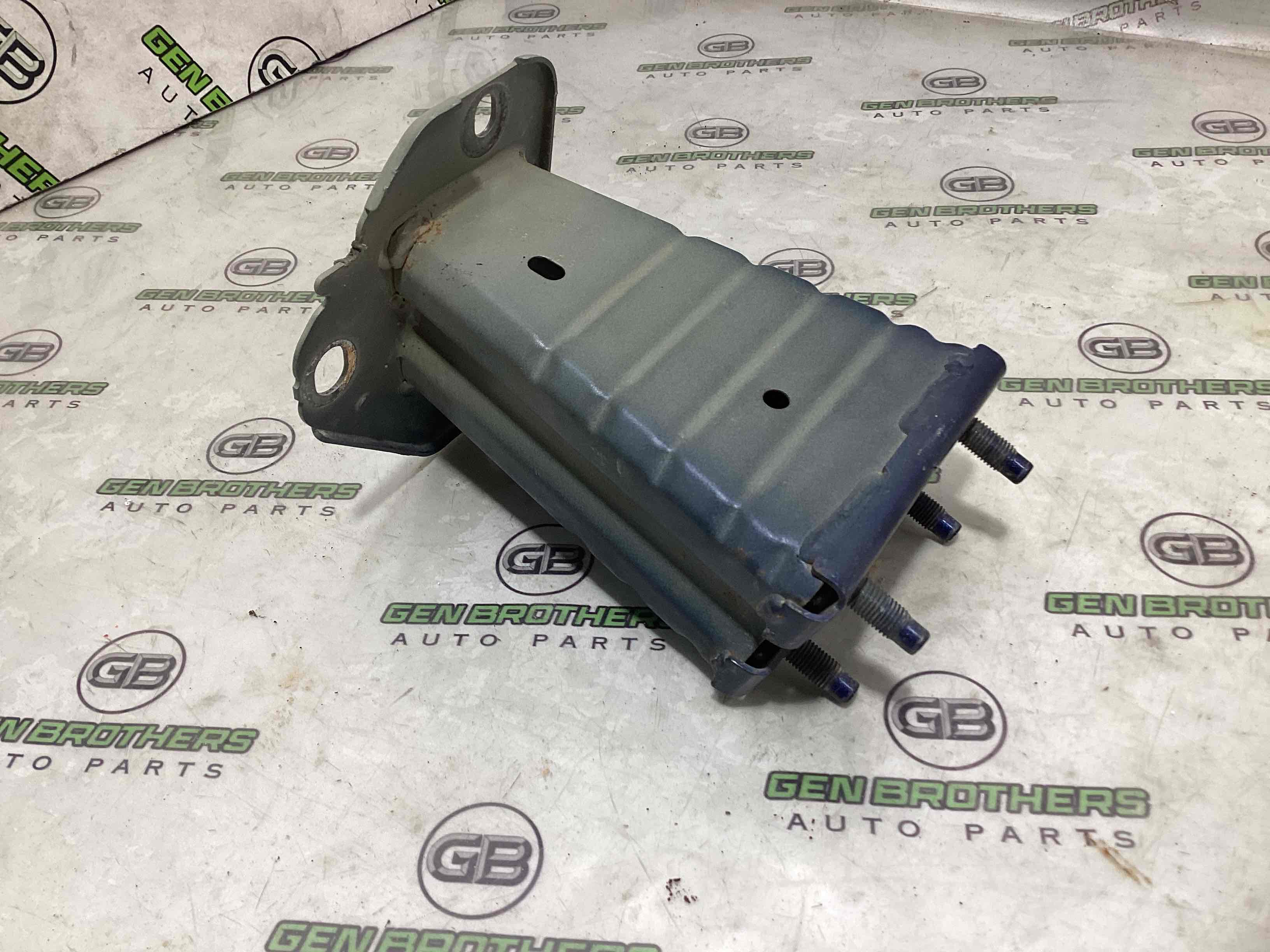 Кронштейн підсилювача бампера