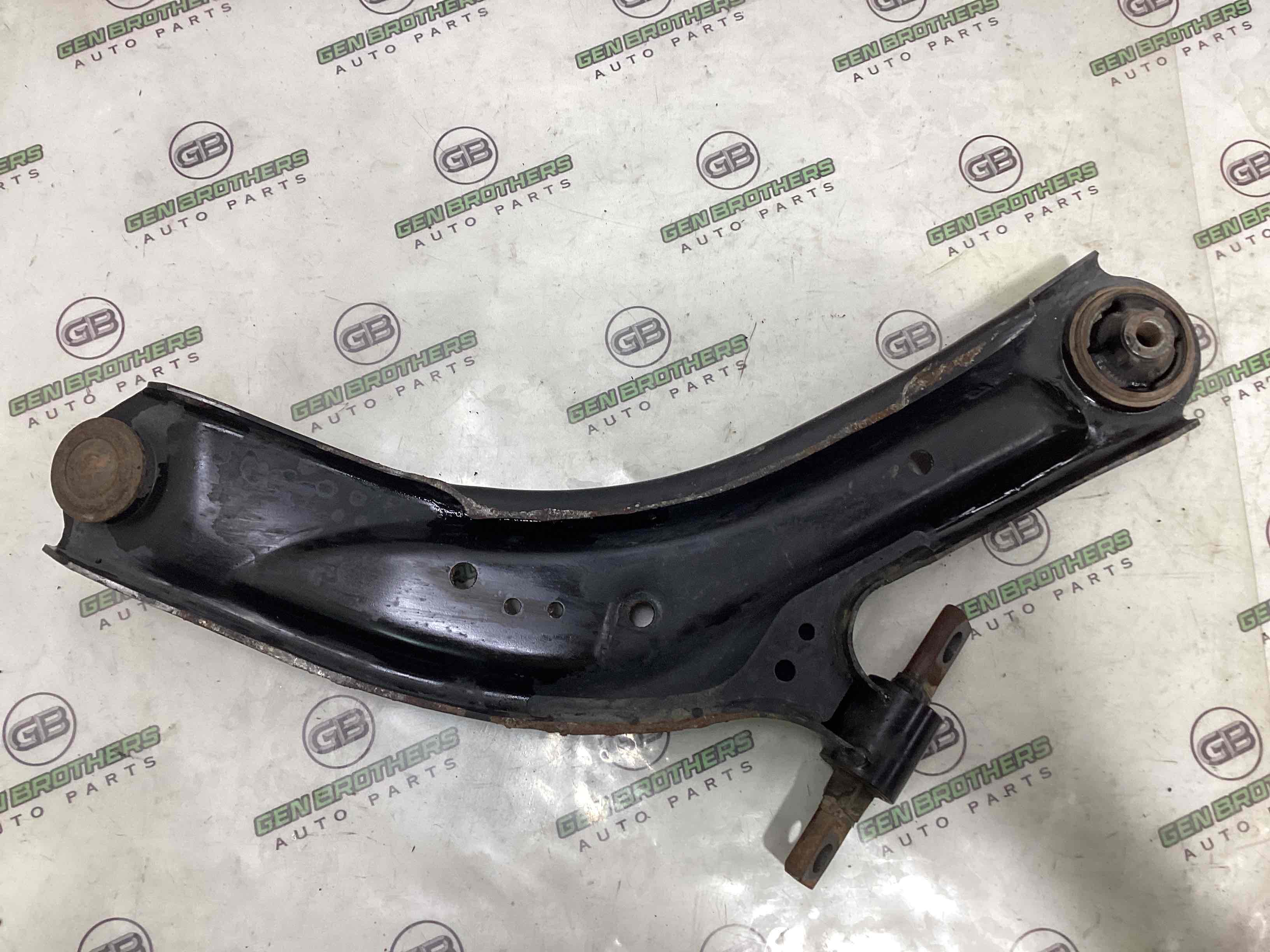 Важіль передній лівий