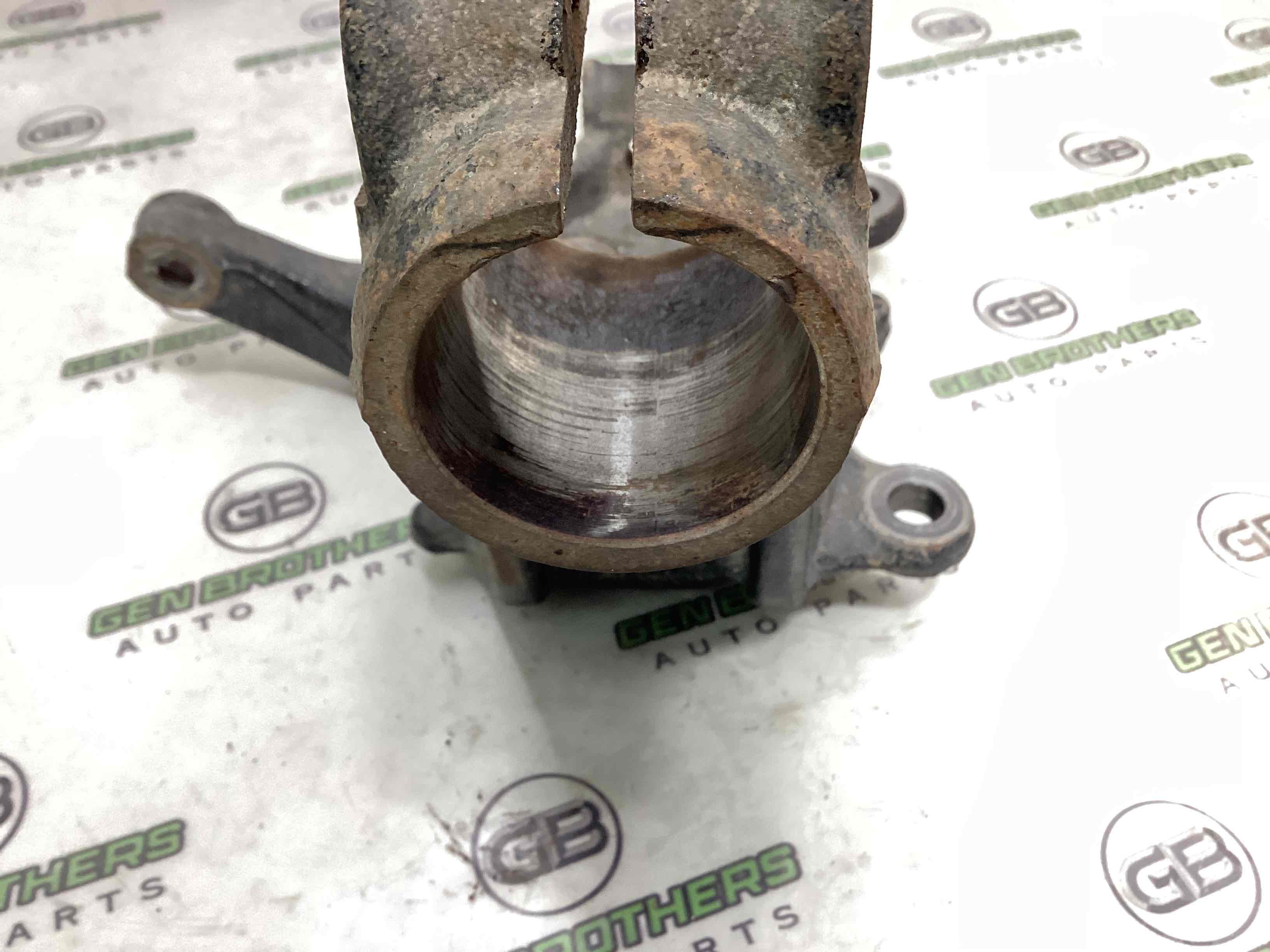 Кулак поворотний правий