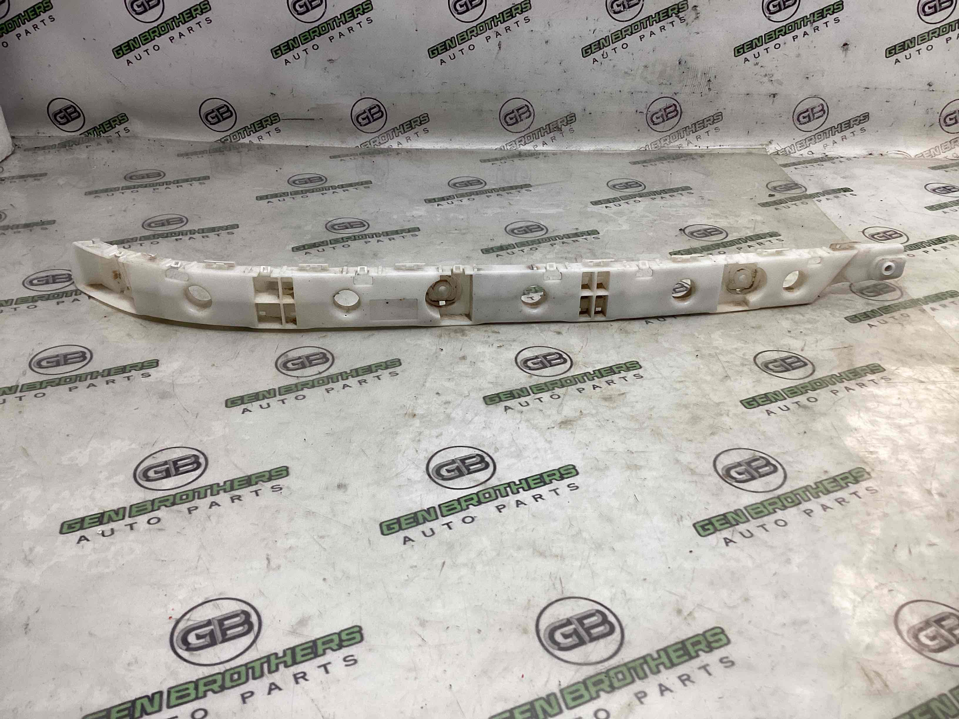 Кріплення заднього бампера праве