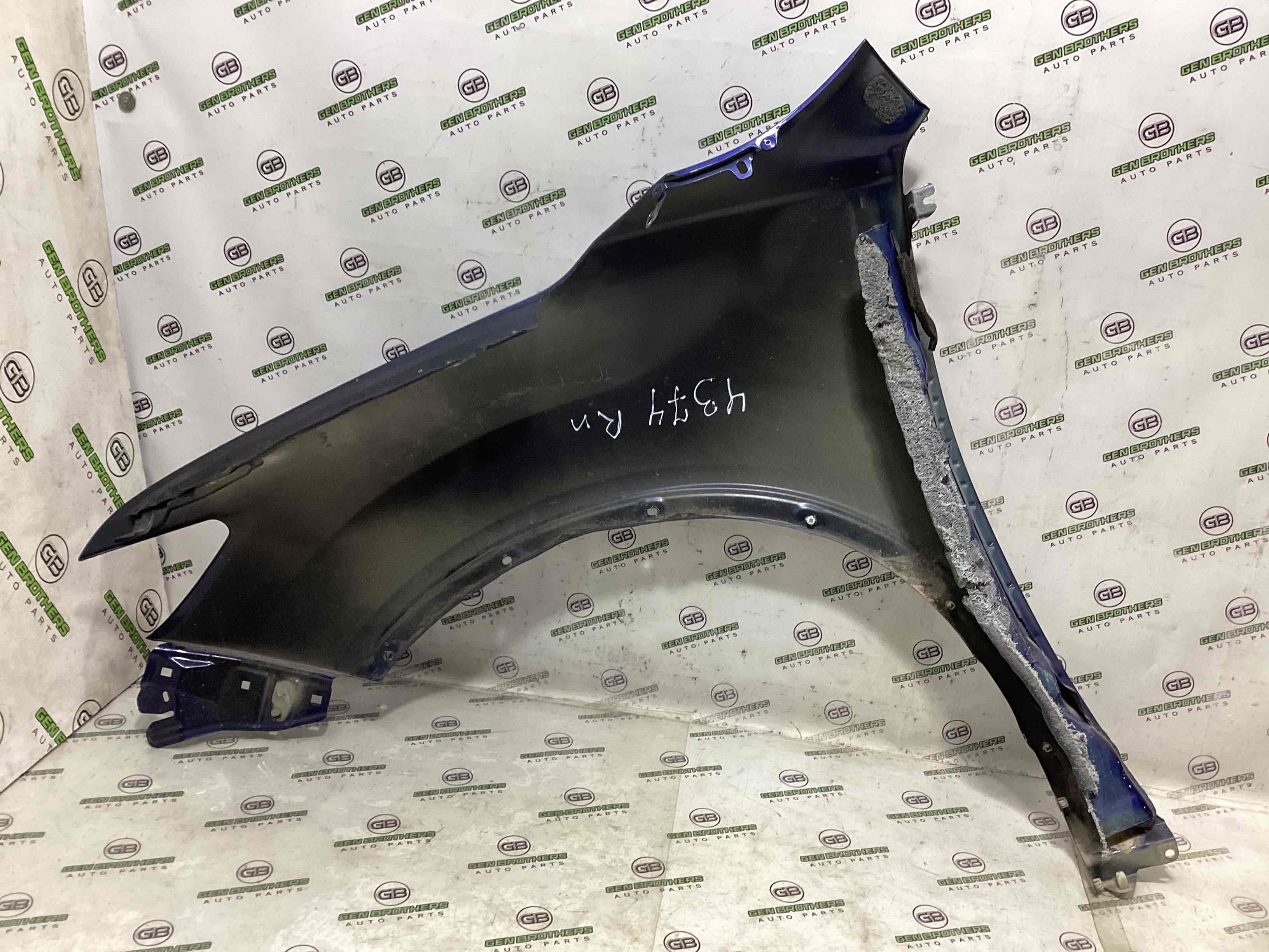 Крило переднє праве