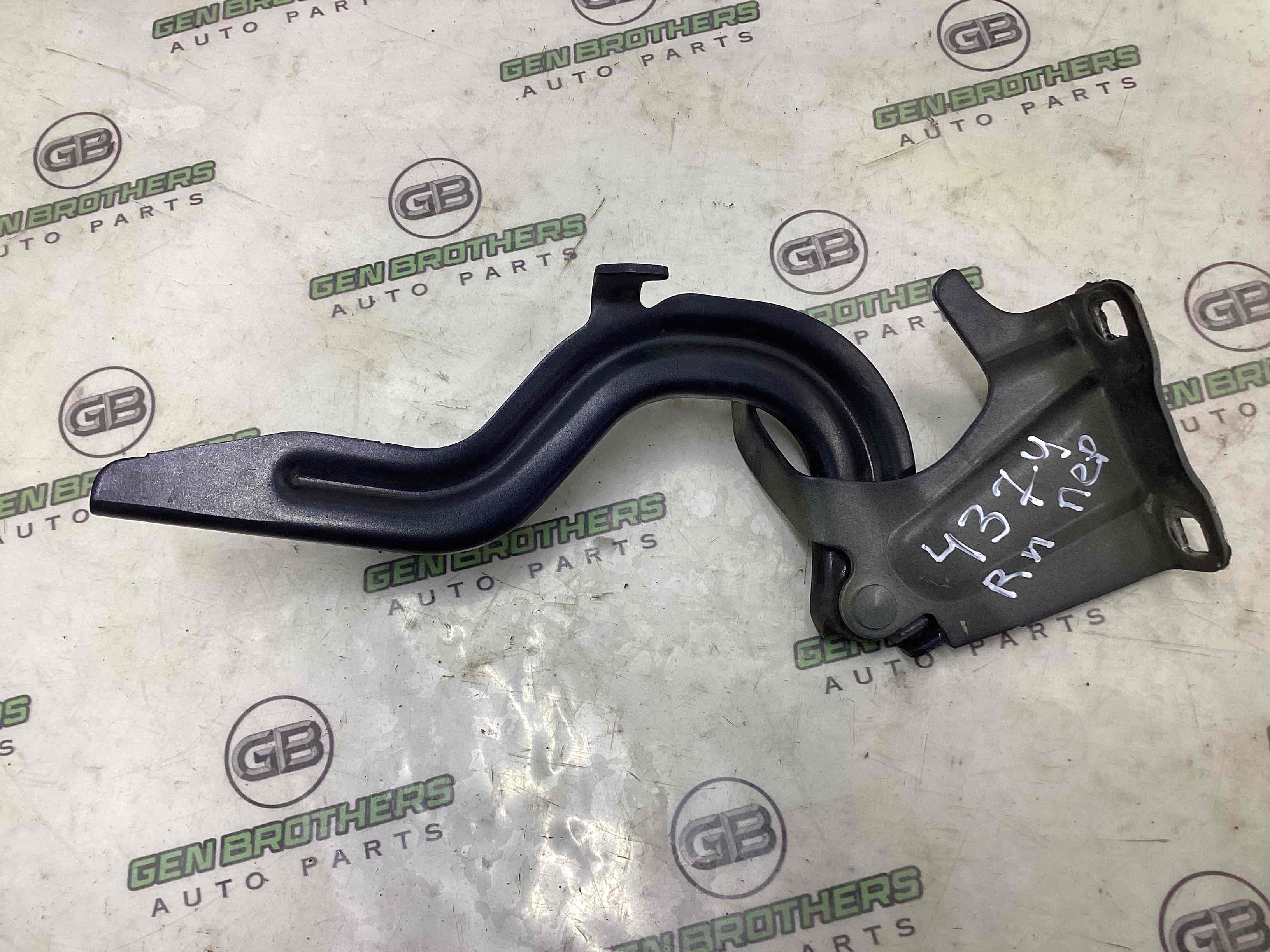 Петля капота, кронштейн капота