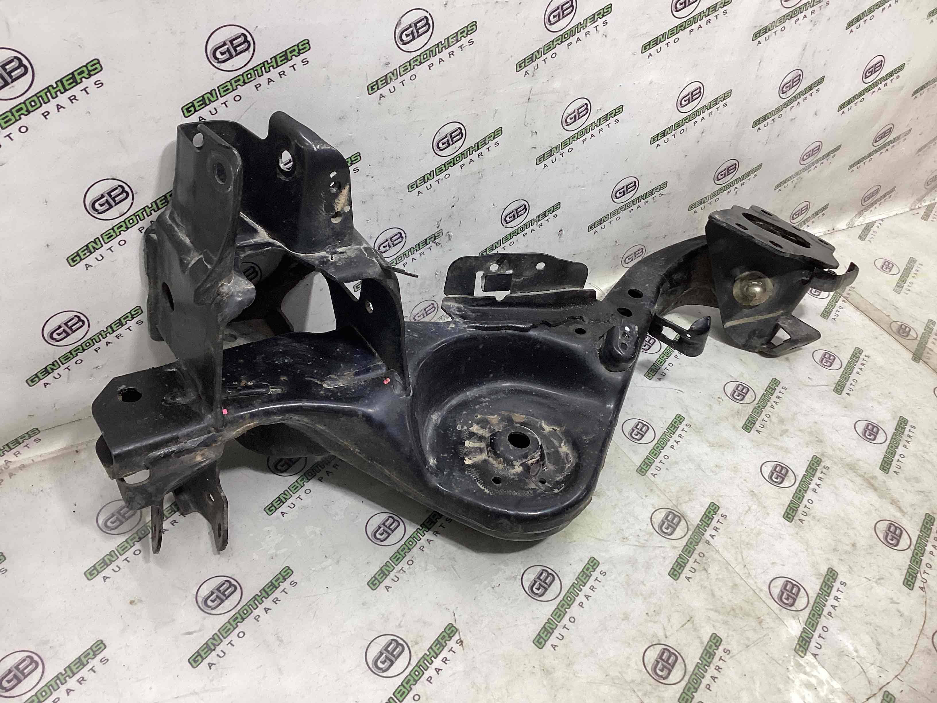 Кулак задній лівий