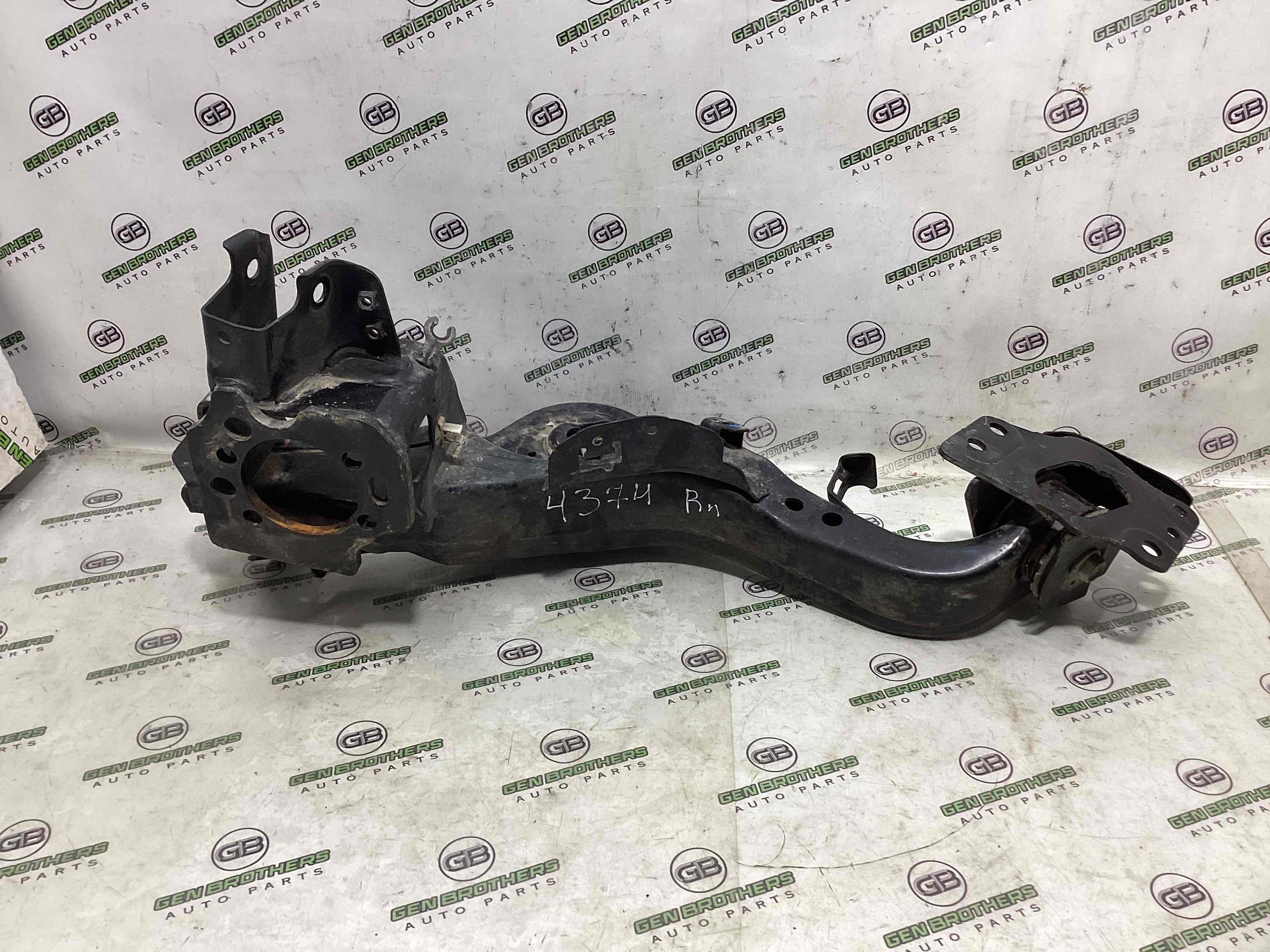 Кулак задній правий