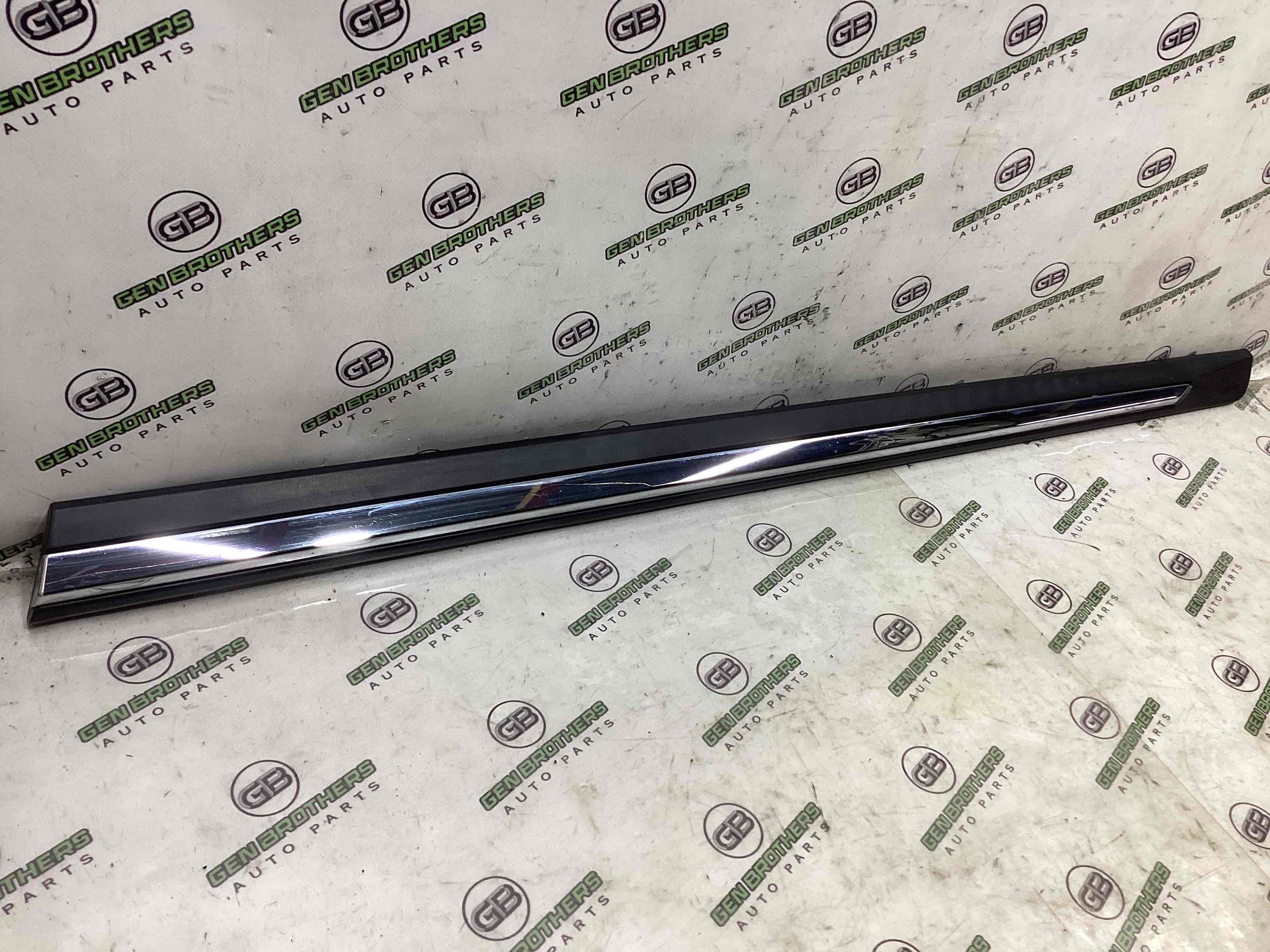 Молдинг двері передньої правої