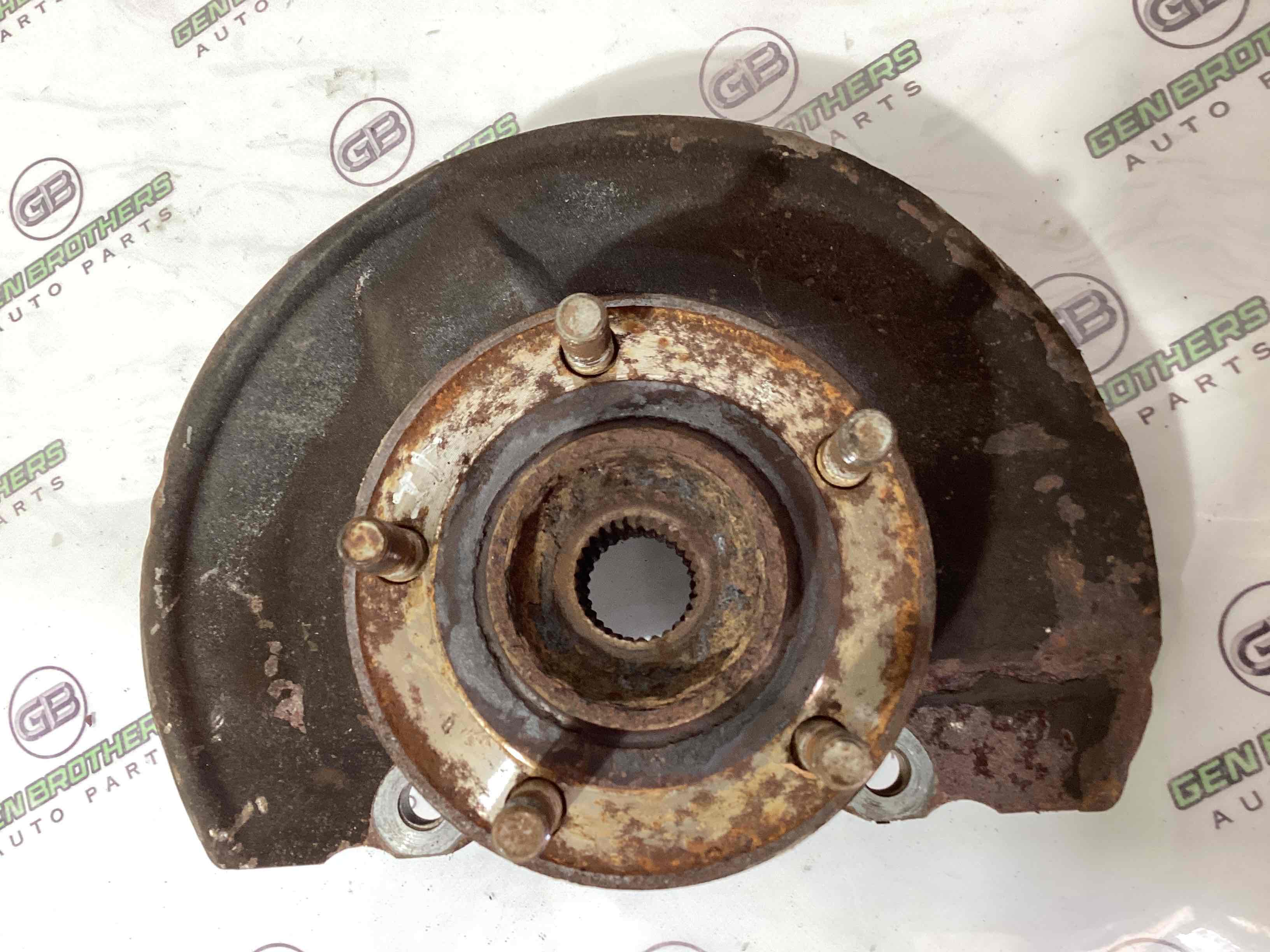 Кулак поворотний лівий