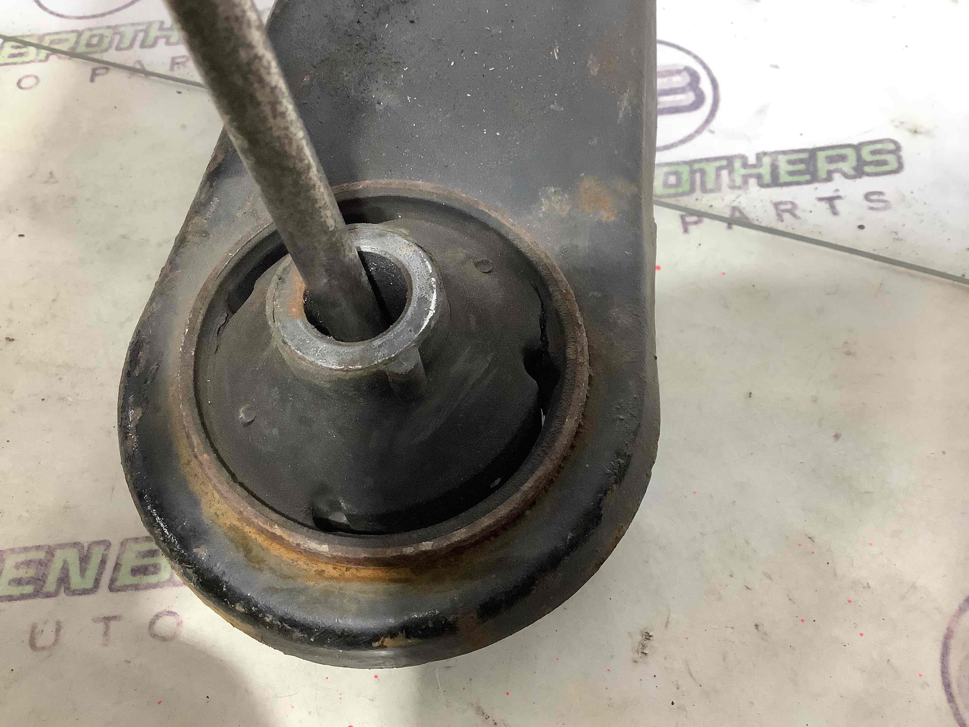 Важіль передній лівий