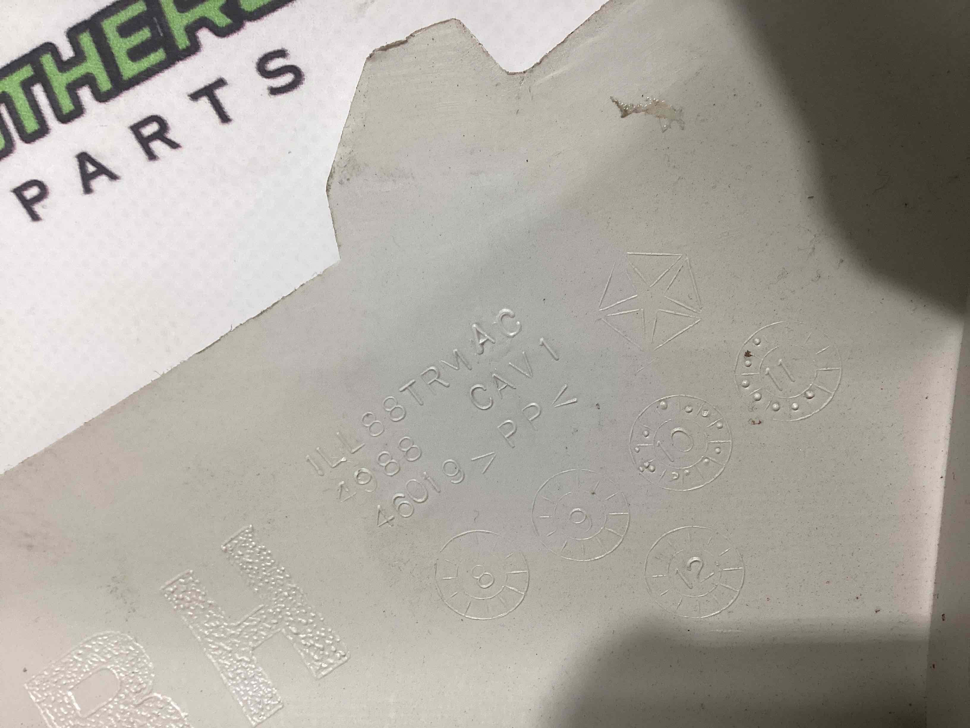 Обшивка передньої стійки права