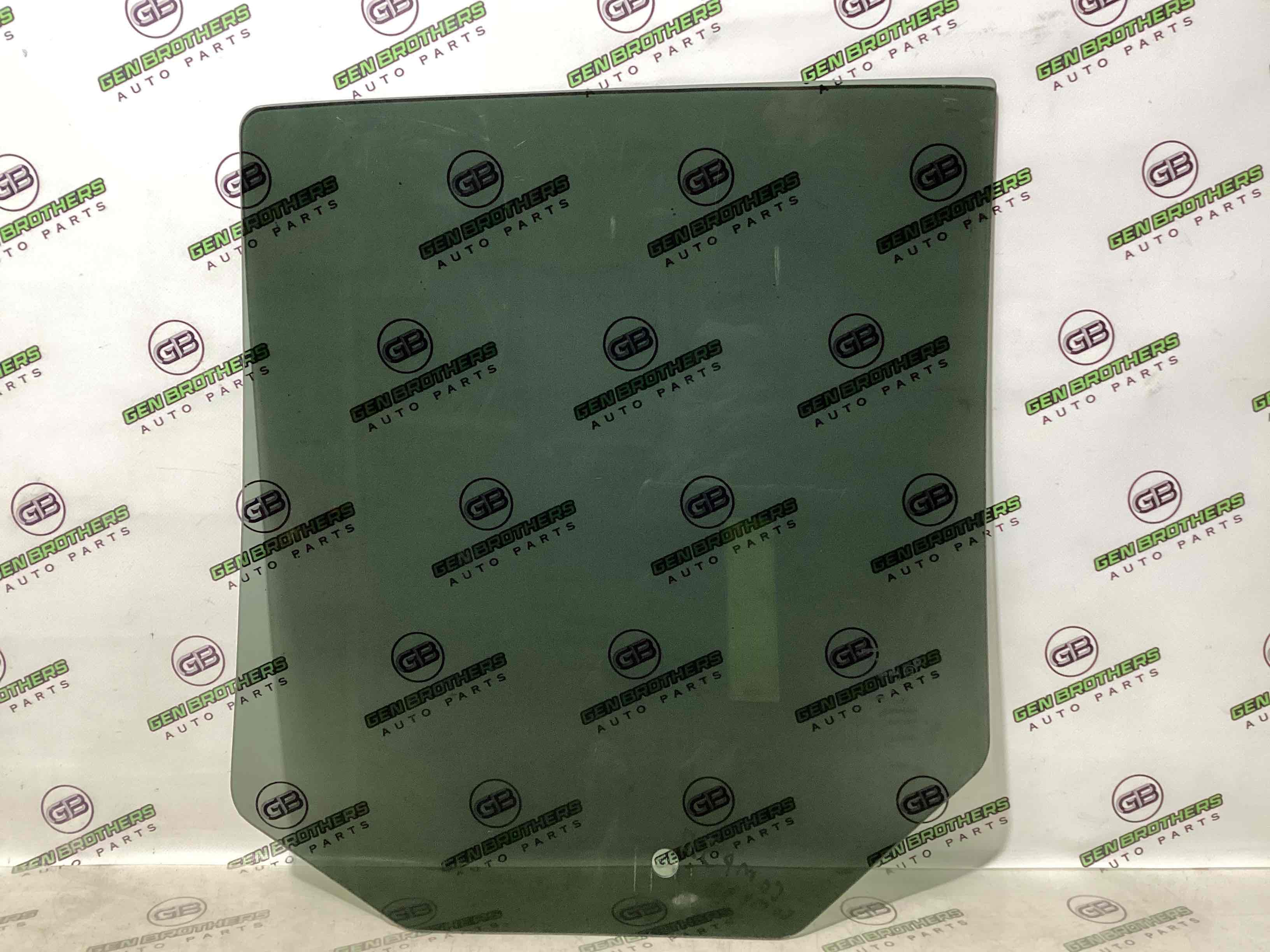 Скло заднє праве