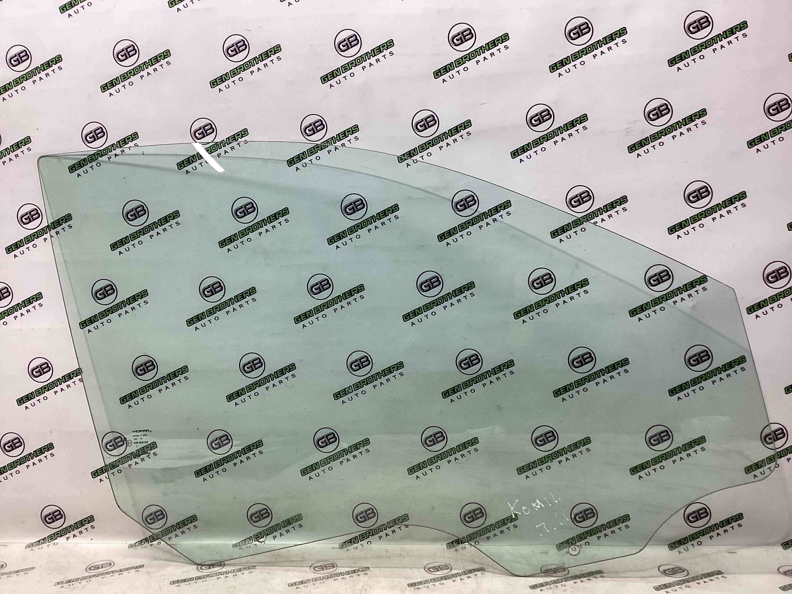 Скло переднє праве