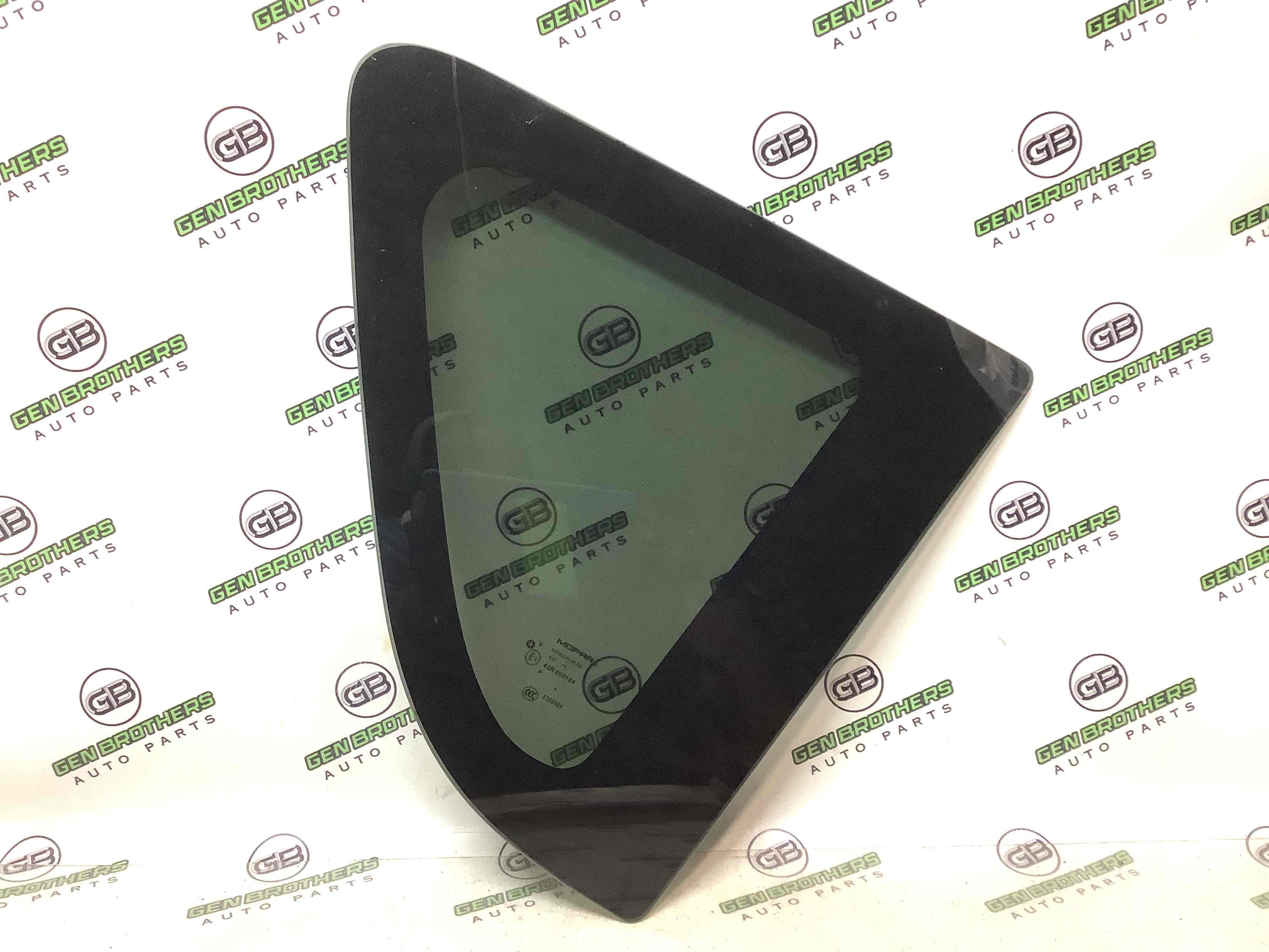 Скло кузовне бічне праве