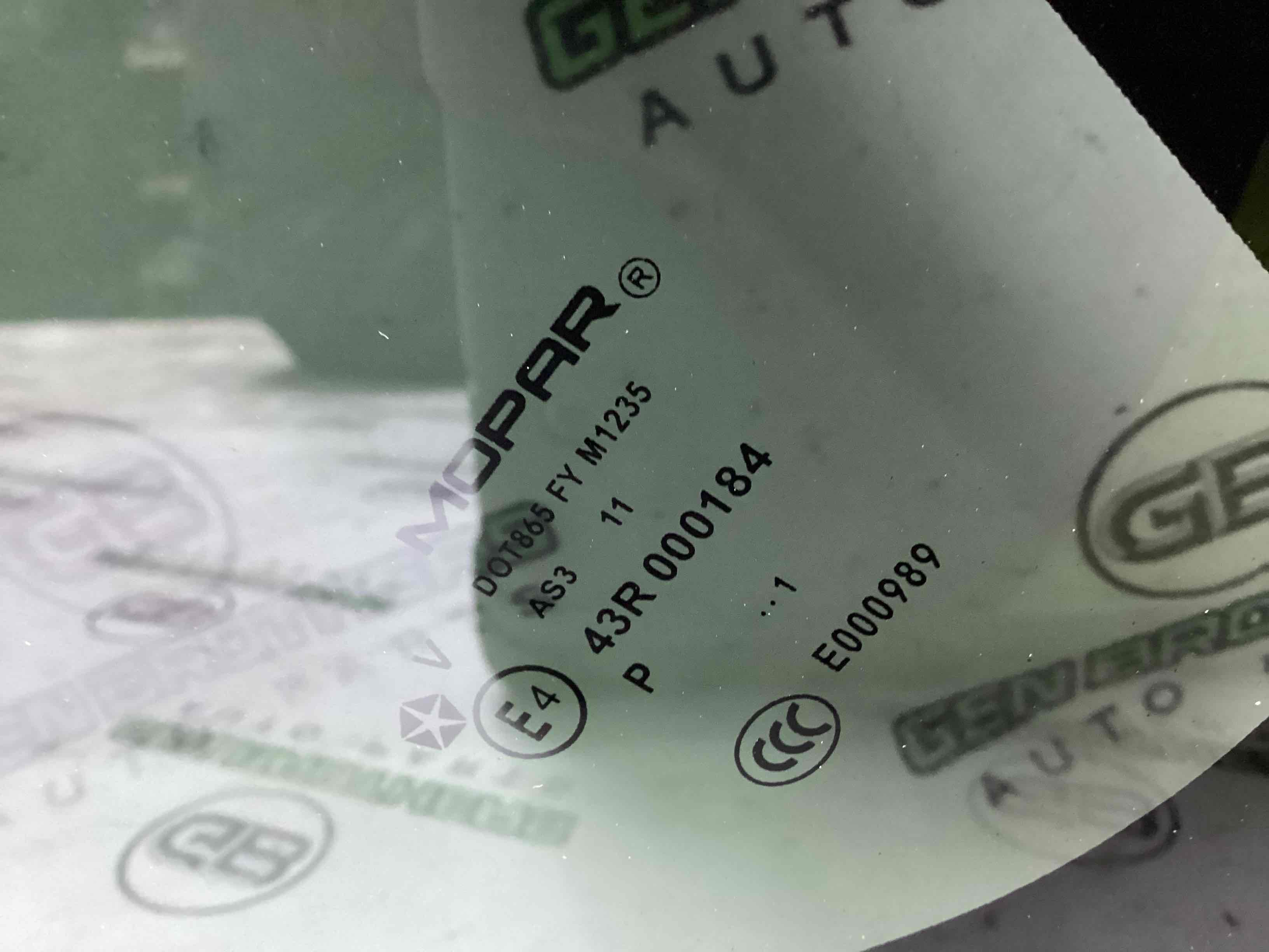 Скло кузовне бічне праве