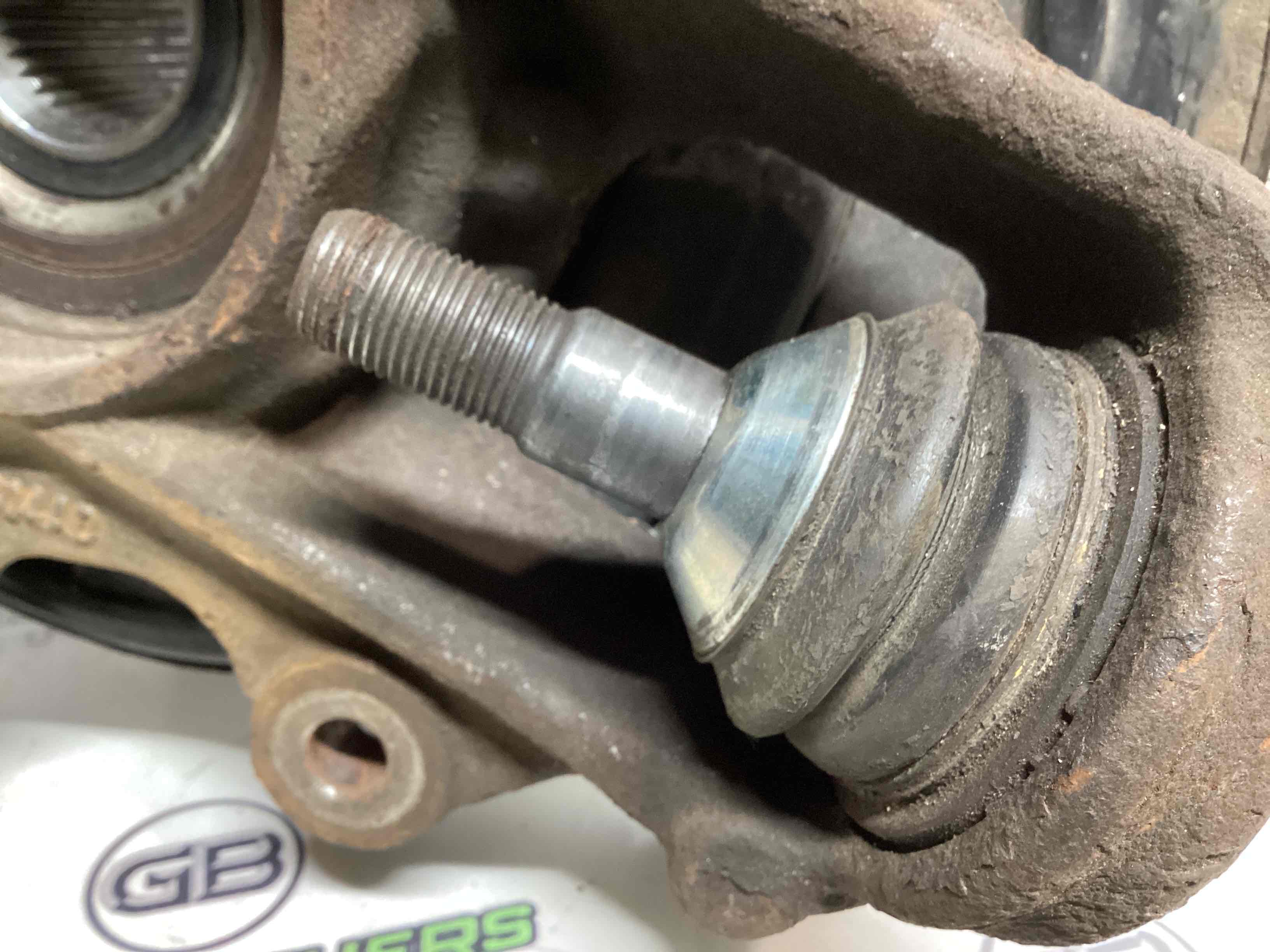 Кулак задній правий