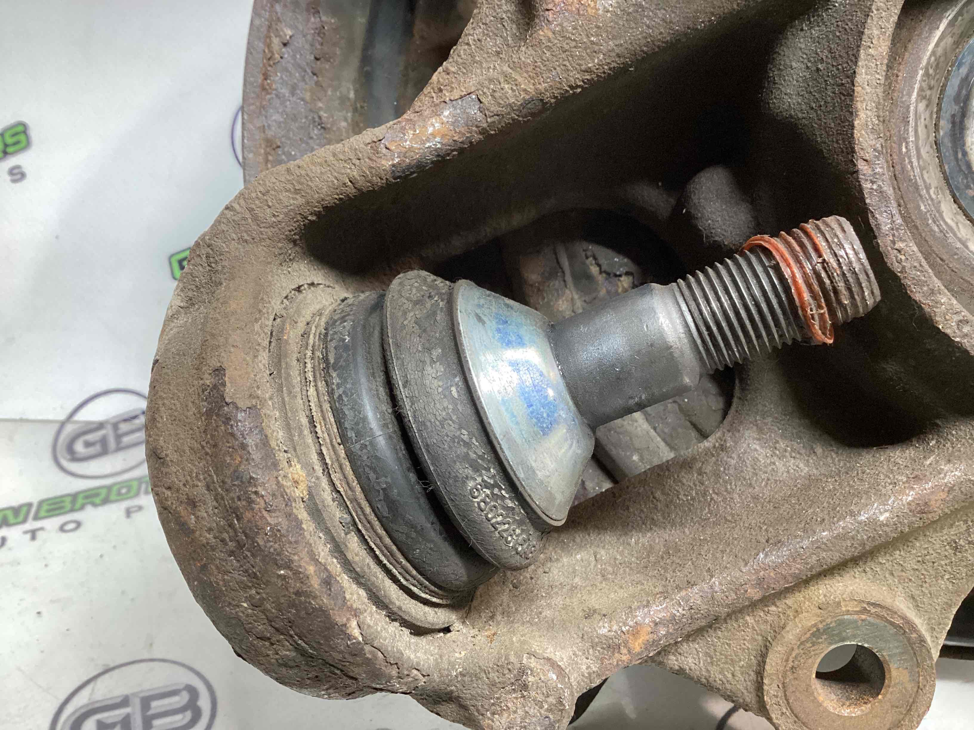 Кулак задній лівий