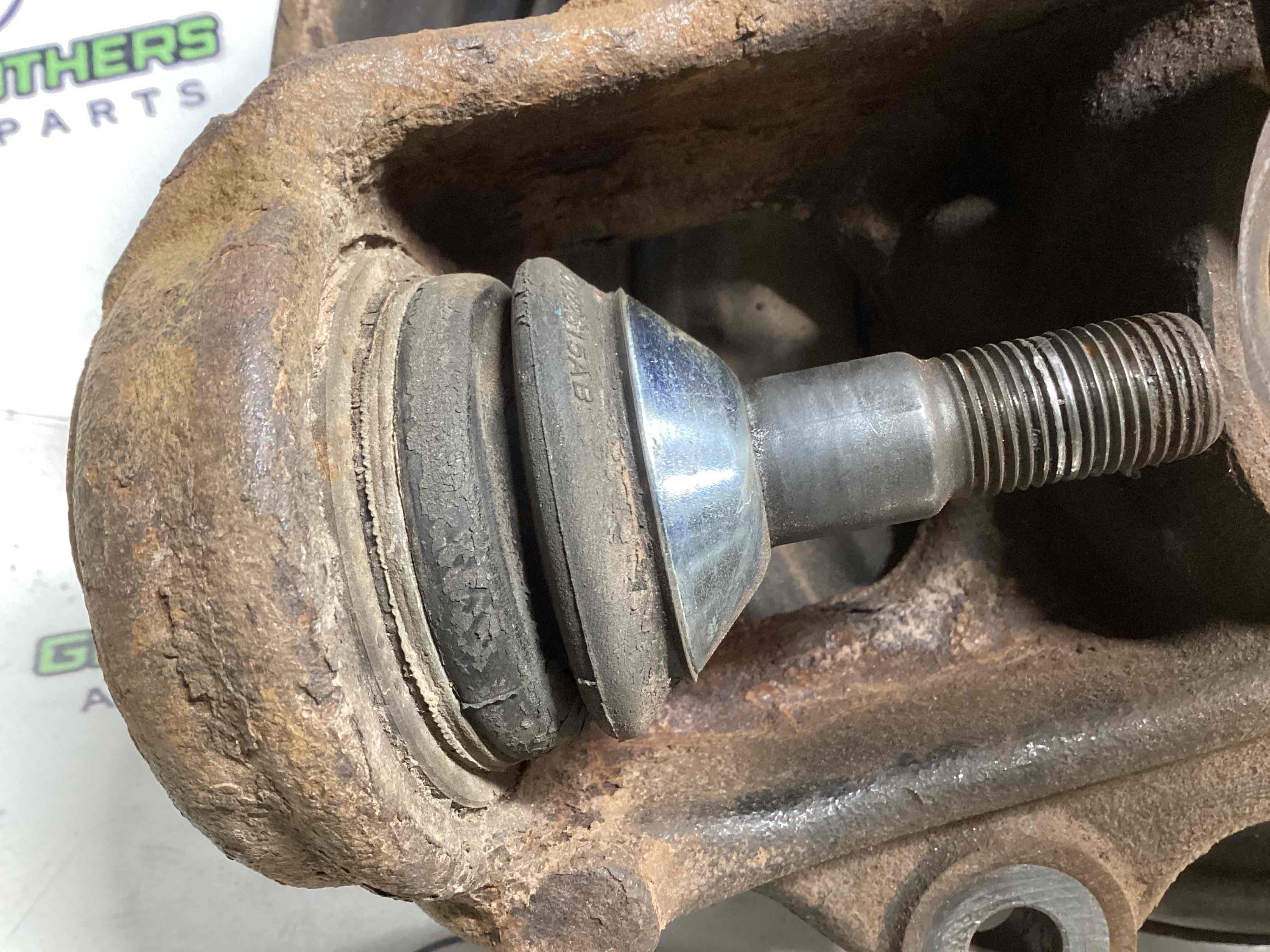 Кулак задній лівий