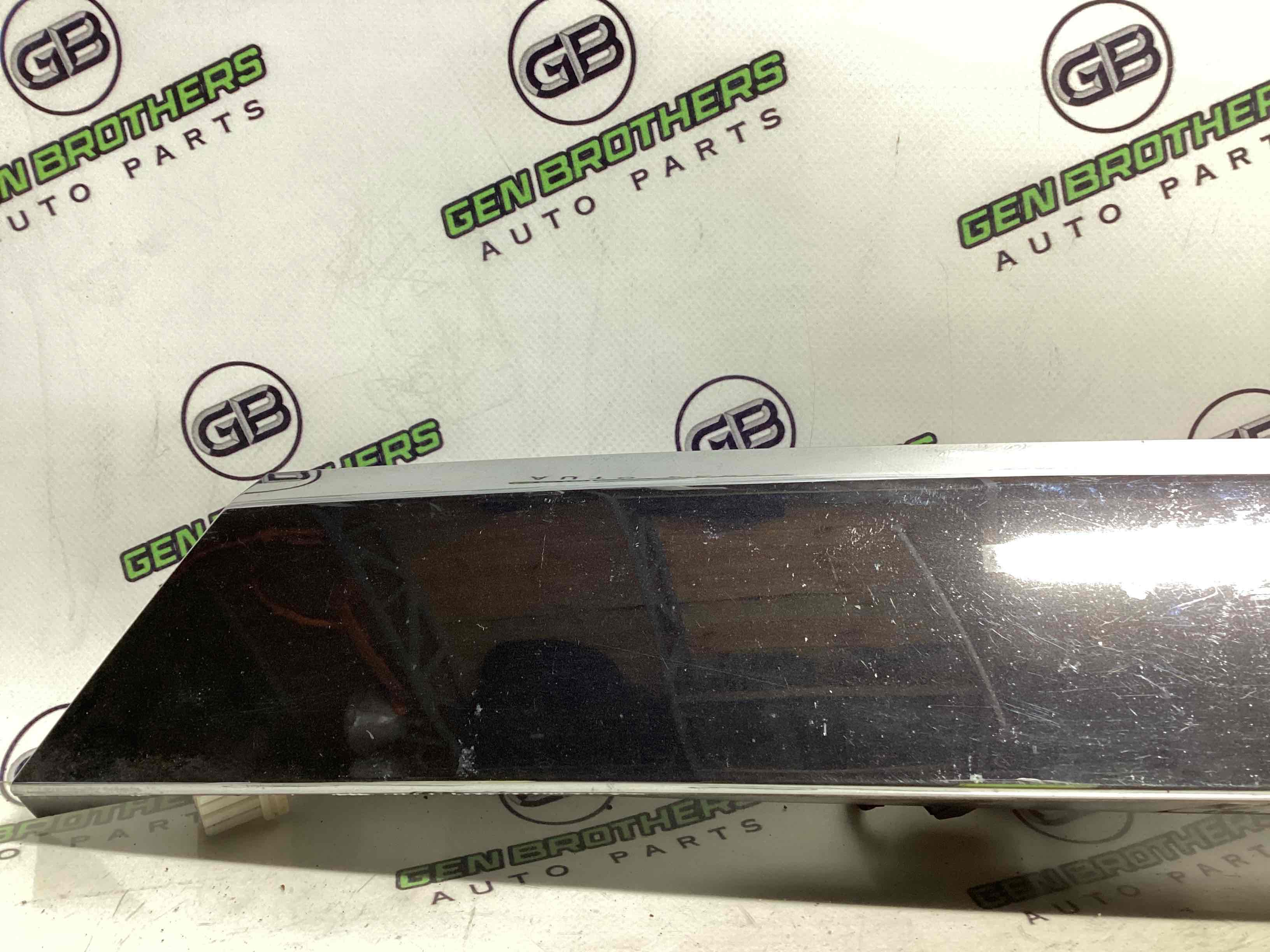 Молдинг двері багажника, кришки багажника, задні молдинги кузова