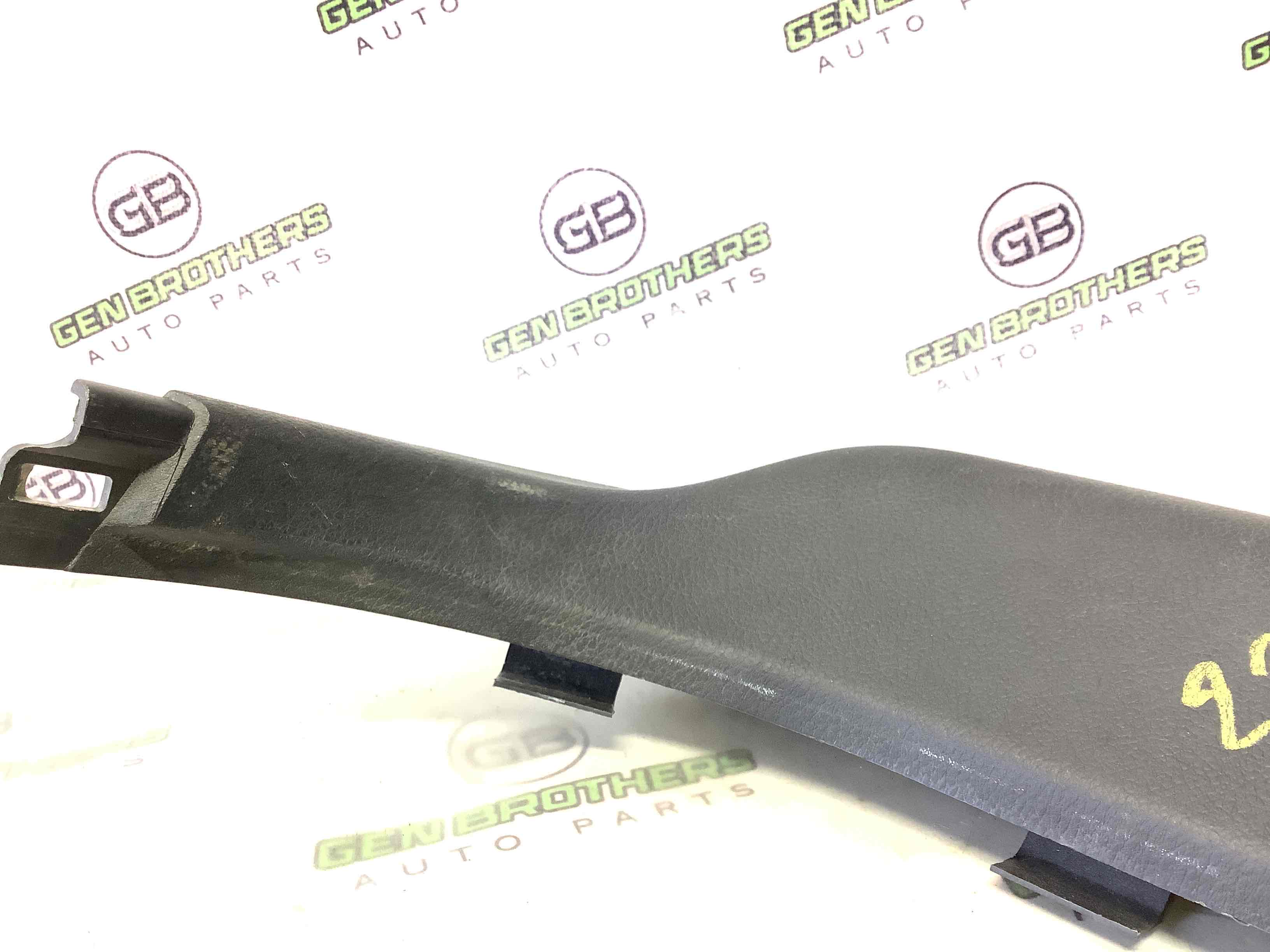 Обшивка передньої стійки права