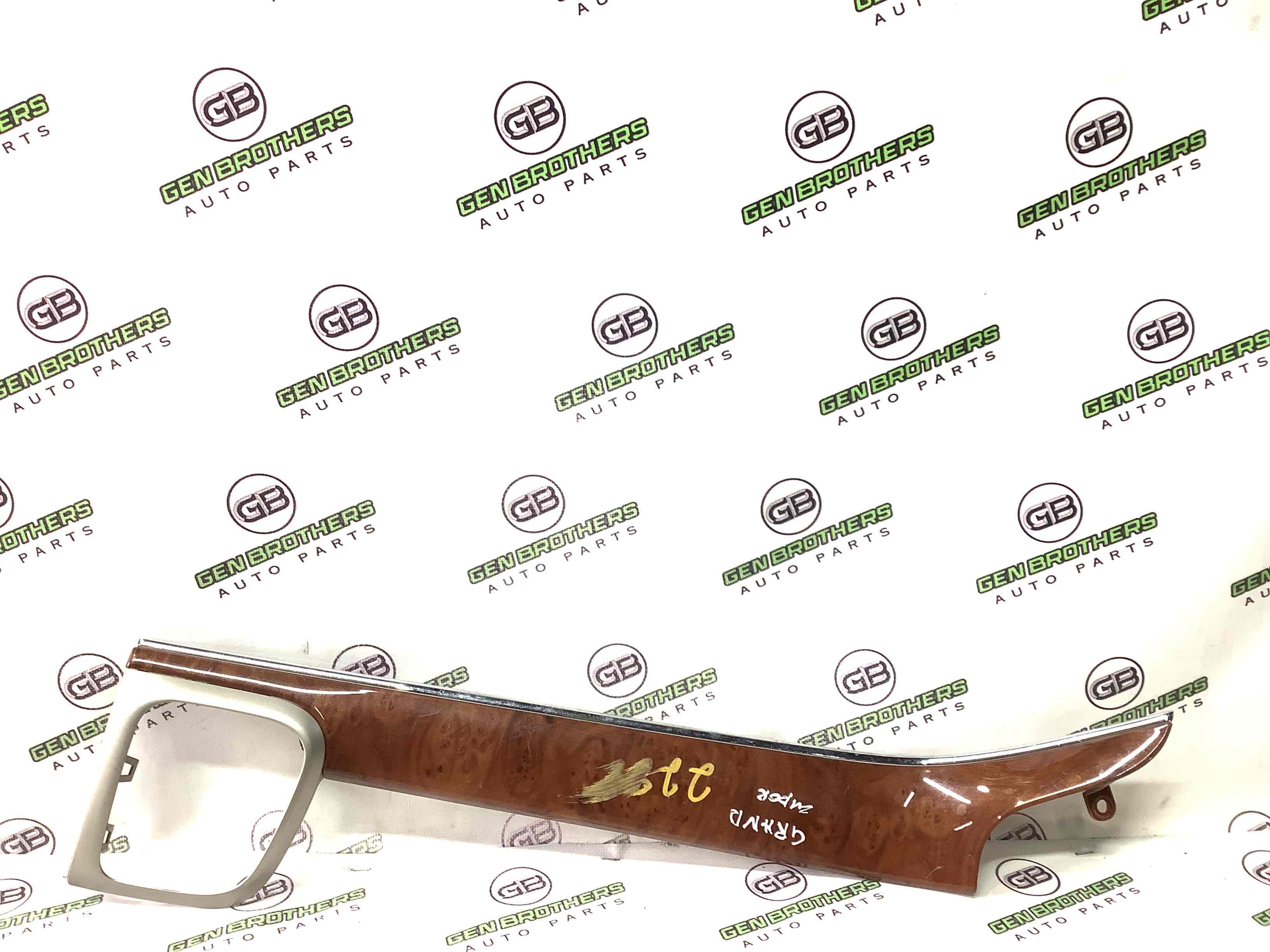 Обшивка панелі приладів торпедо