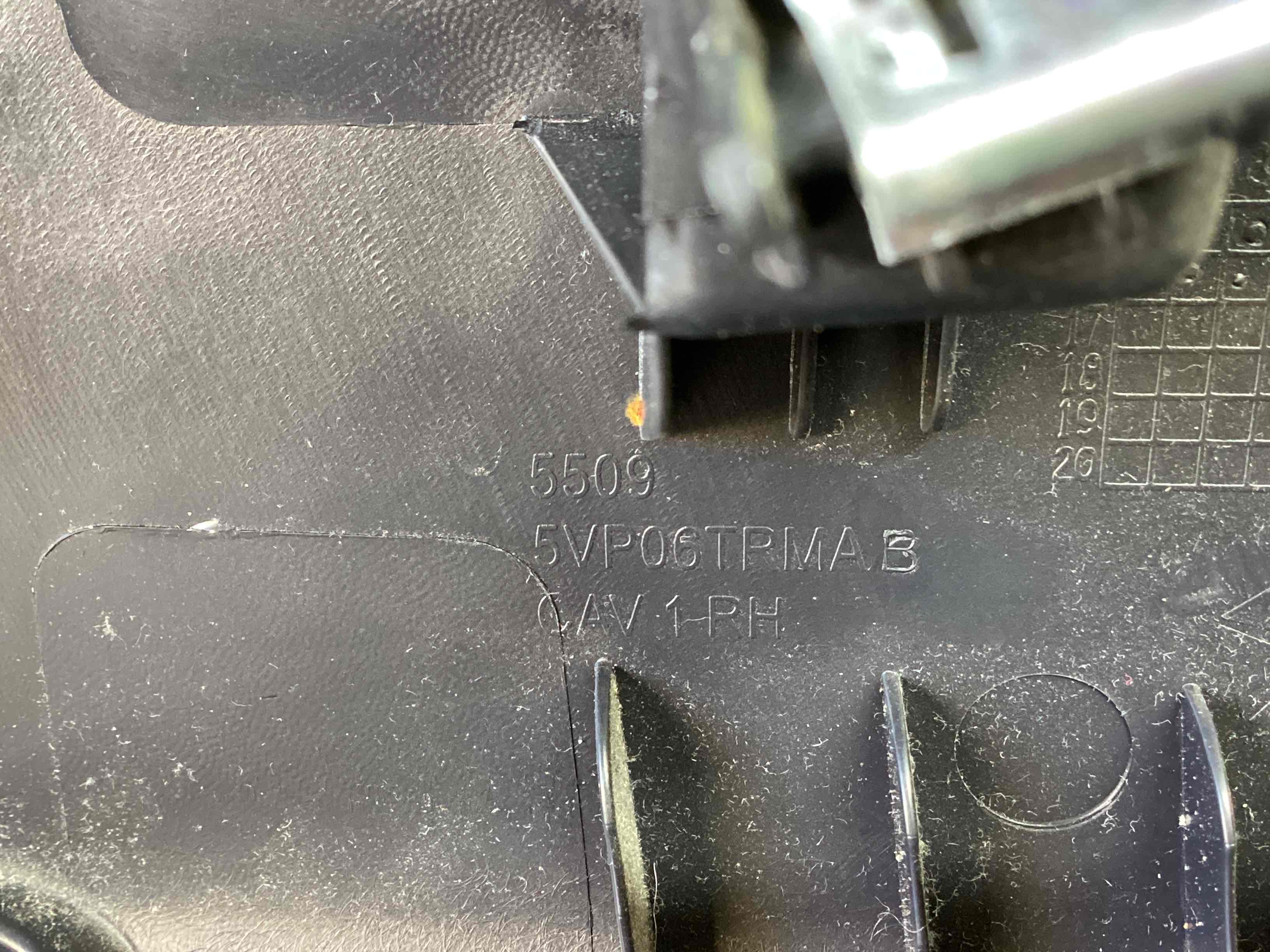 Обшивка задньої стійки права