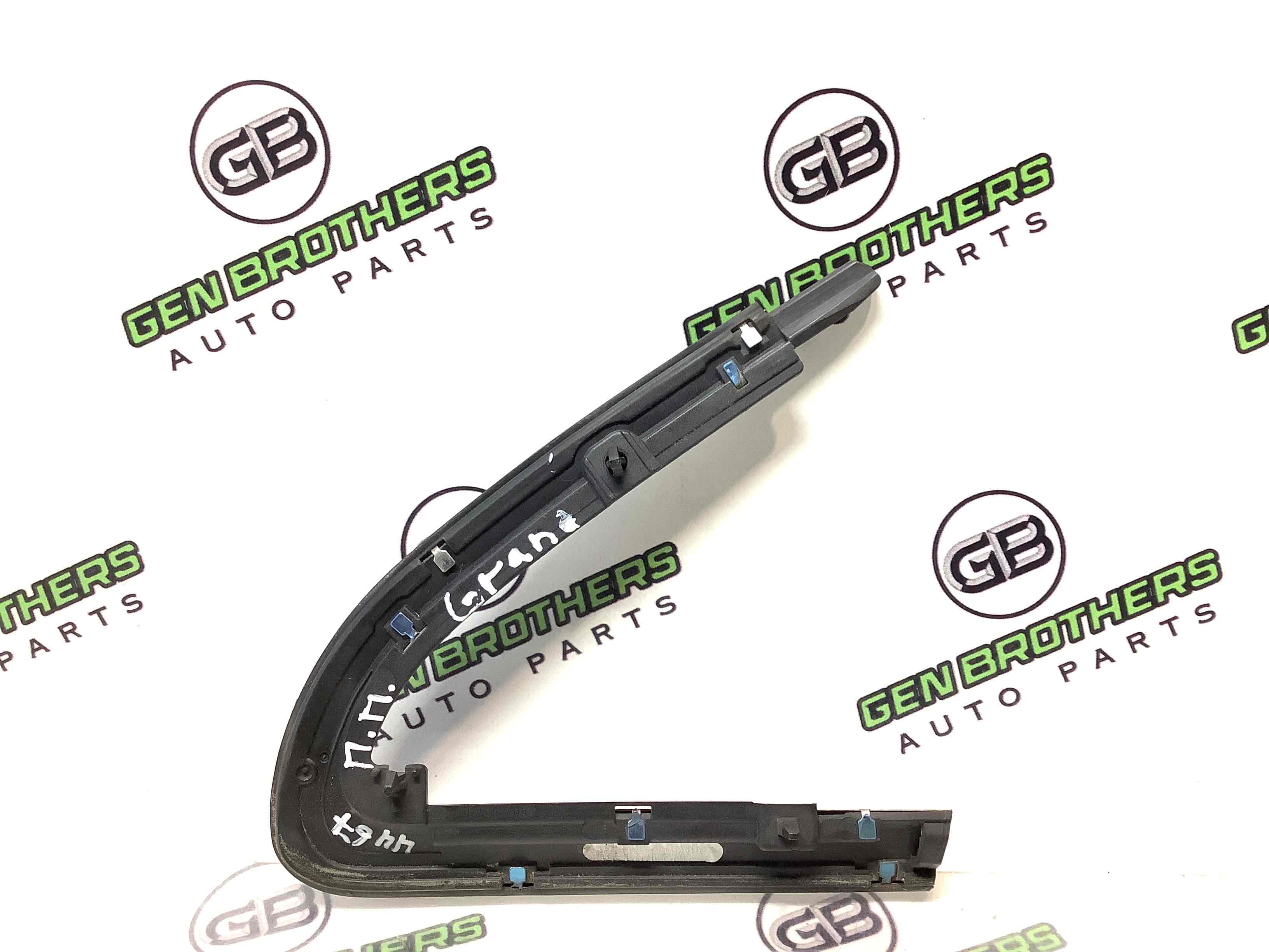 Молдинг двері передньої правої