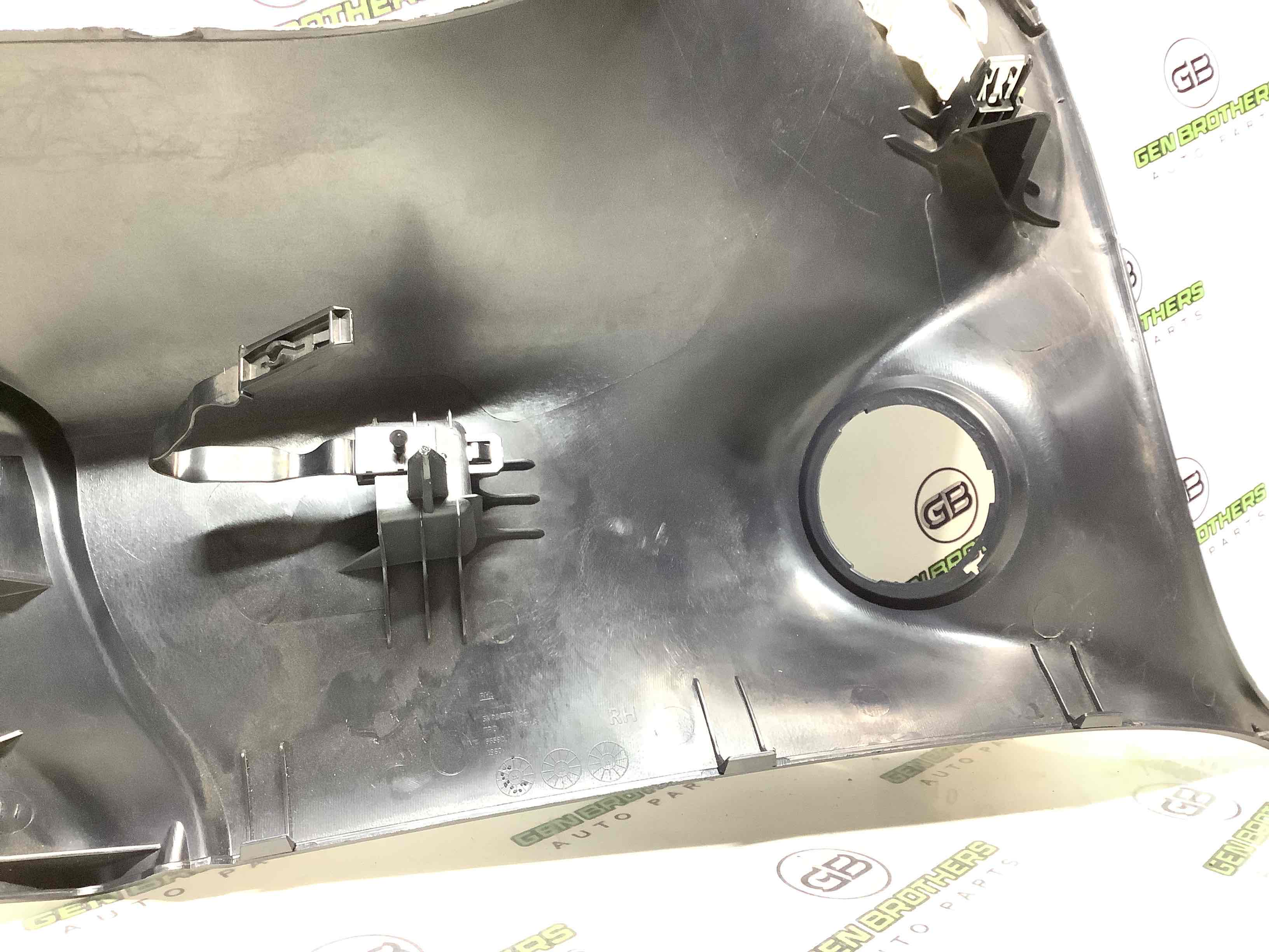 Обшивка задньої стійки права