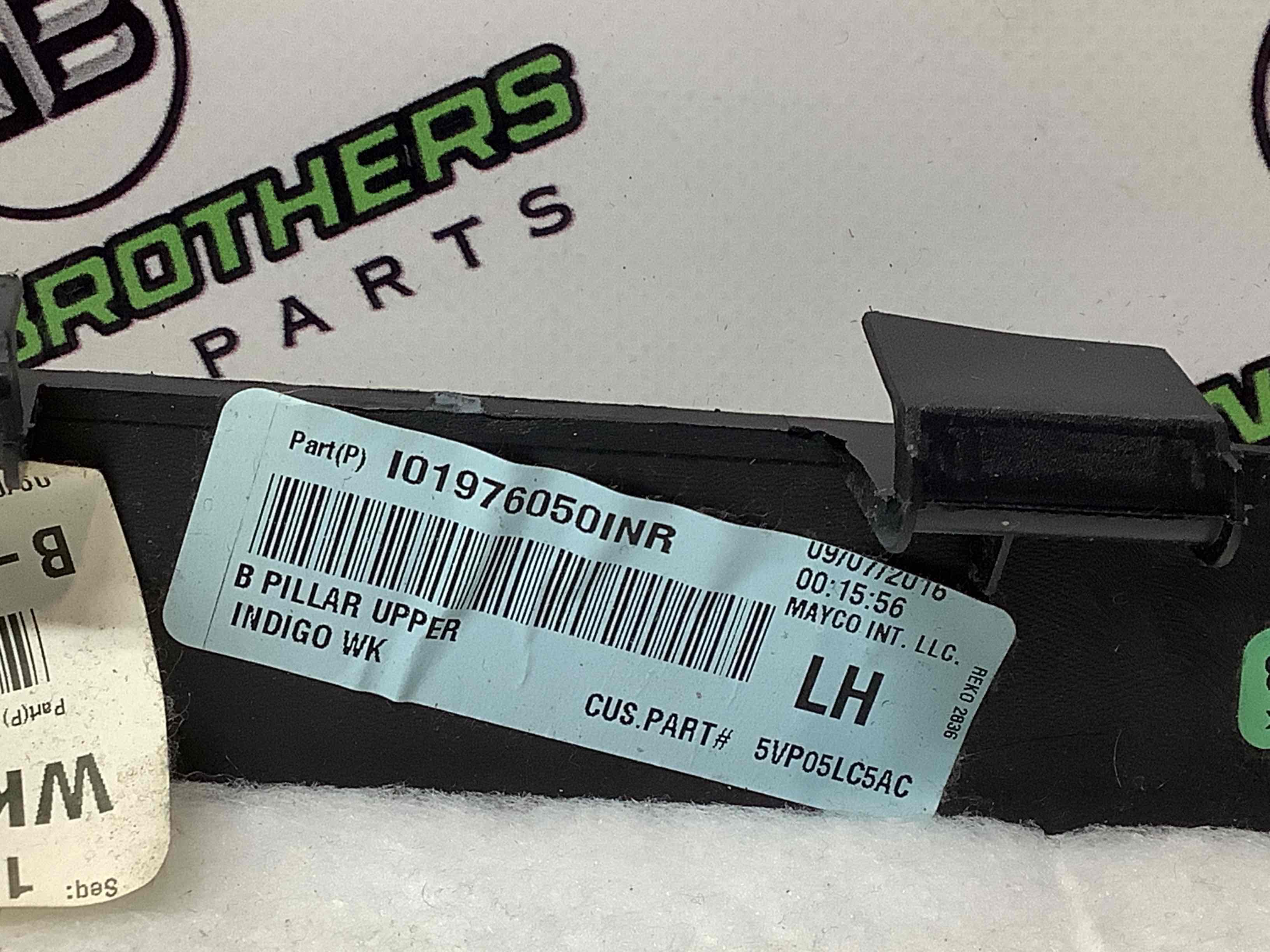 Обшивка центральної стійки ліва