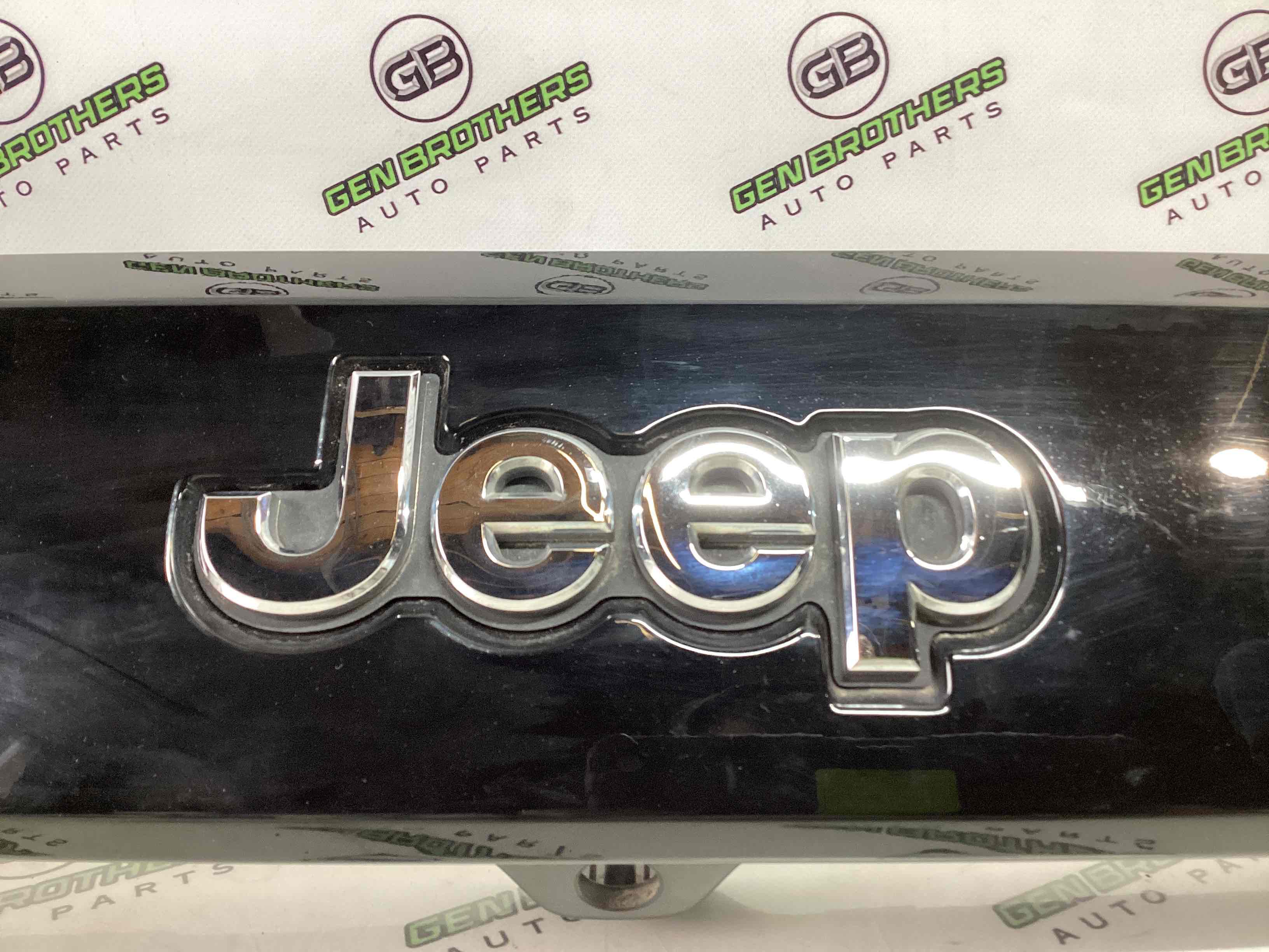 Молдинг двері багажника, кришки багажника, задні молдинги кузова