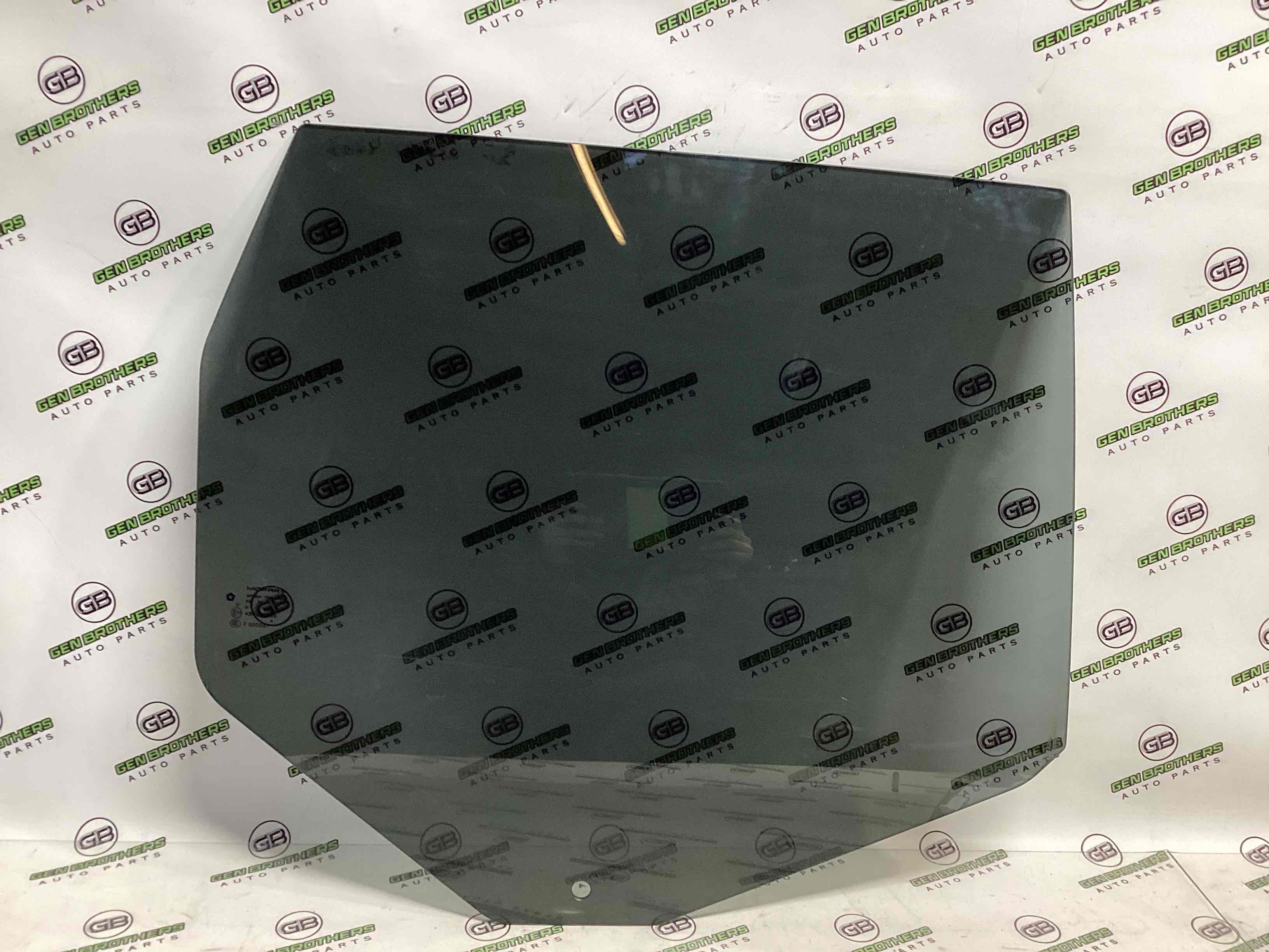 Скло заднє праве