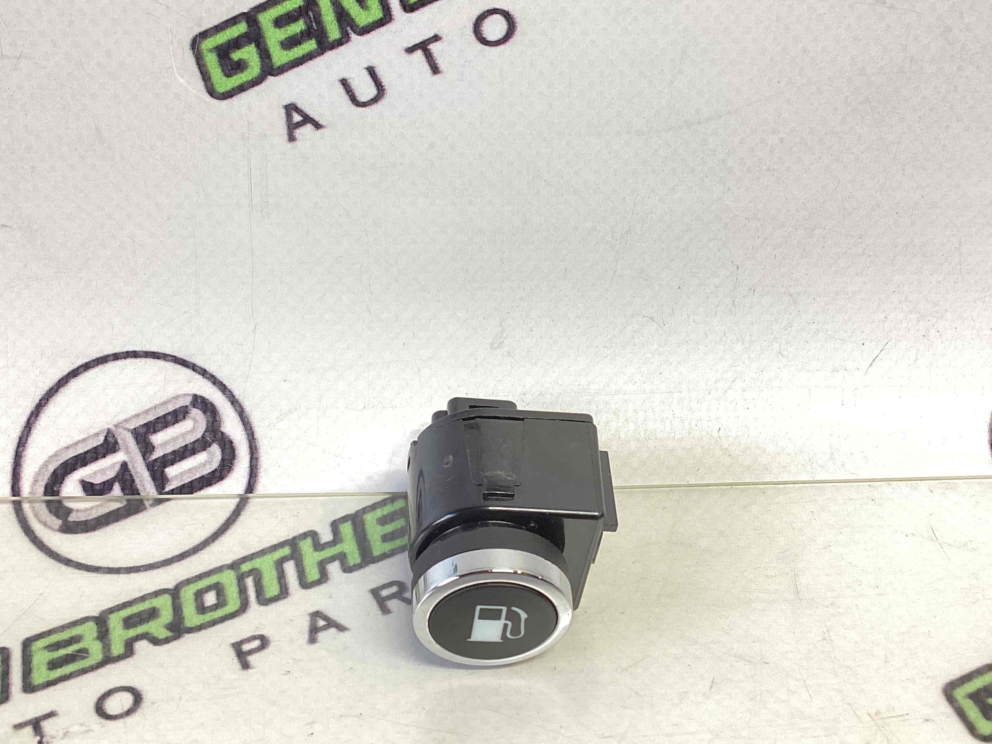 Кнопка відкриття лючка бензобака