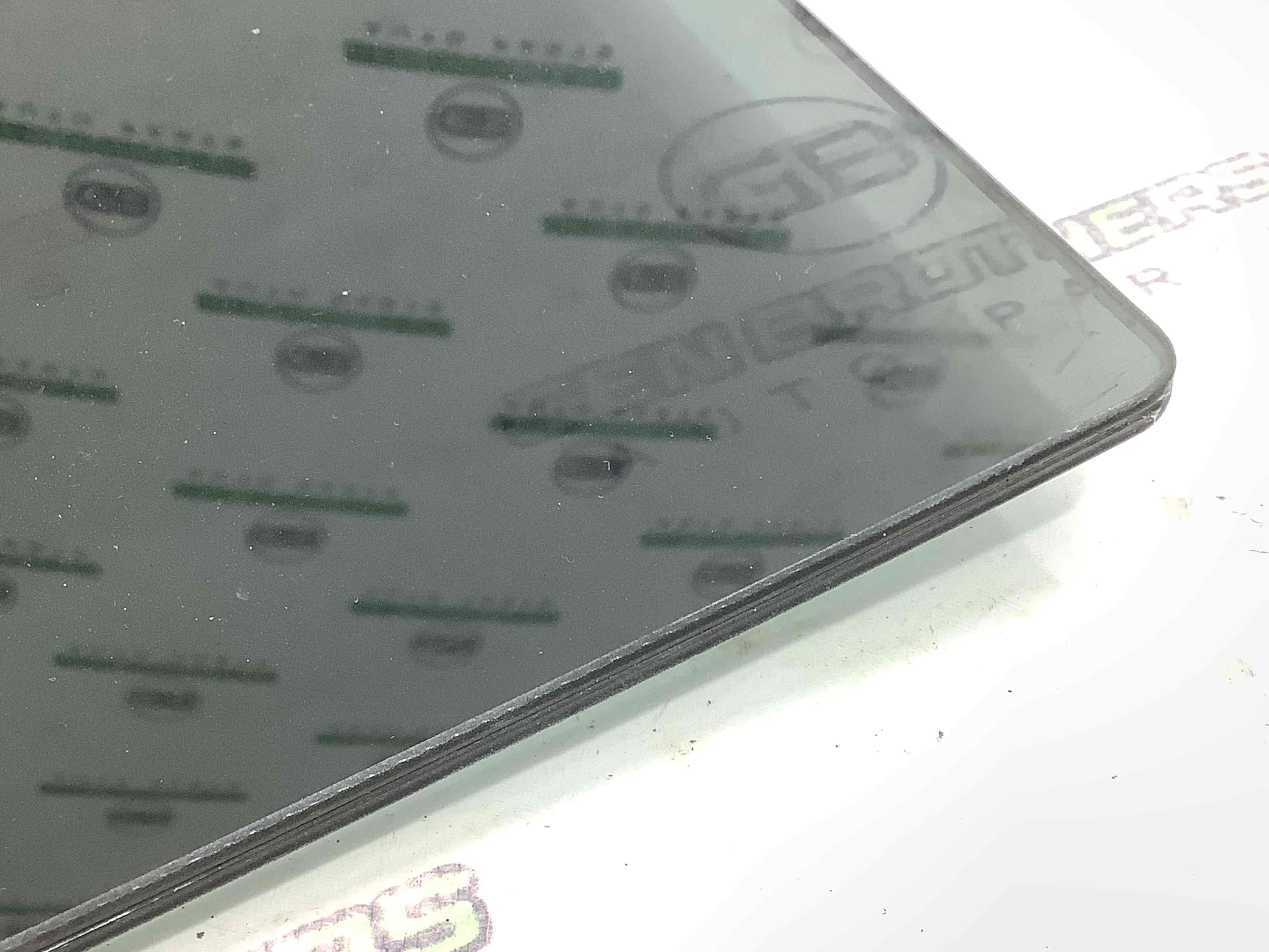 Скло заднє ліве