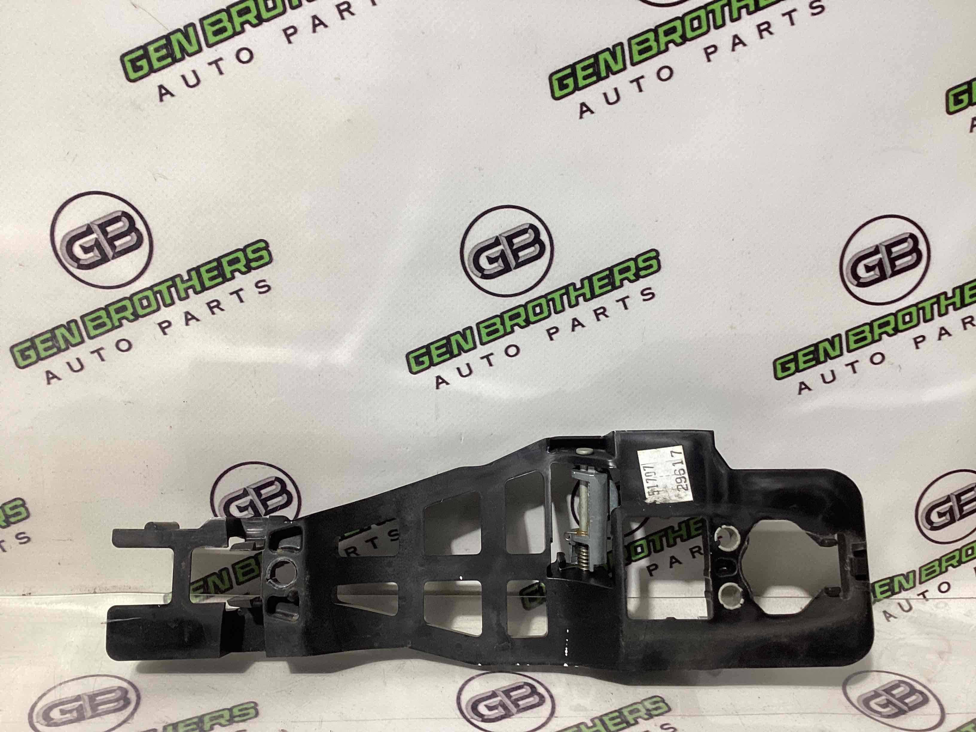 Кронштейн ручки дверей