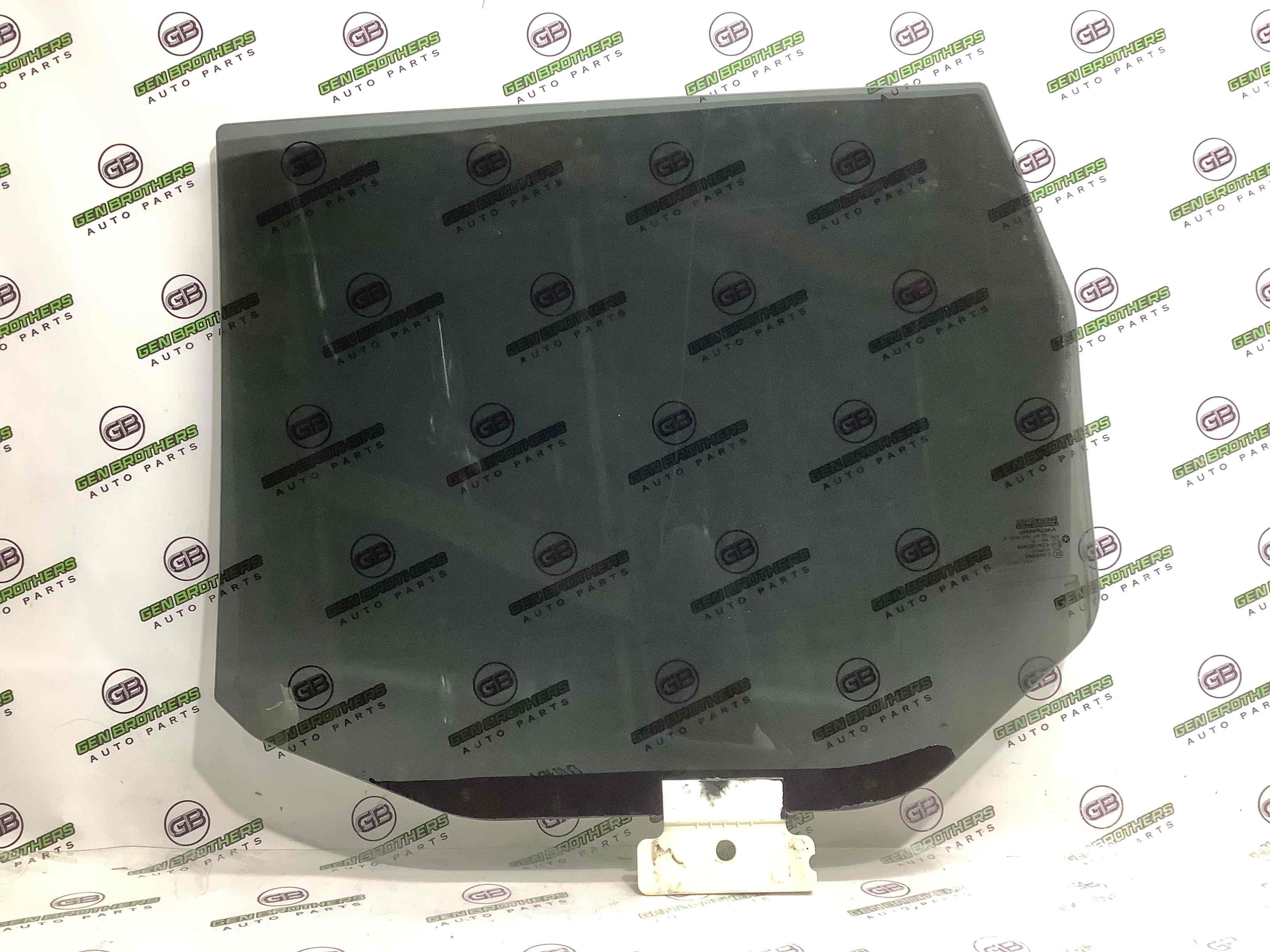 Скло заднє праве