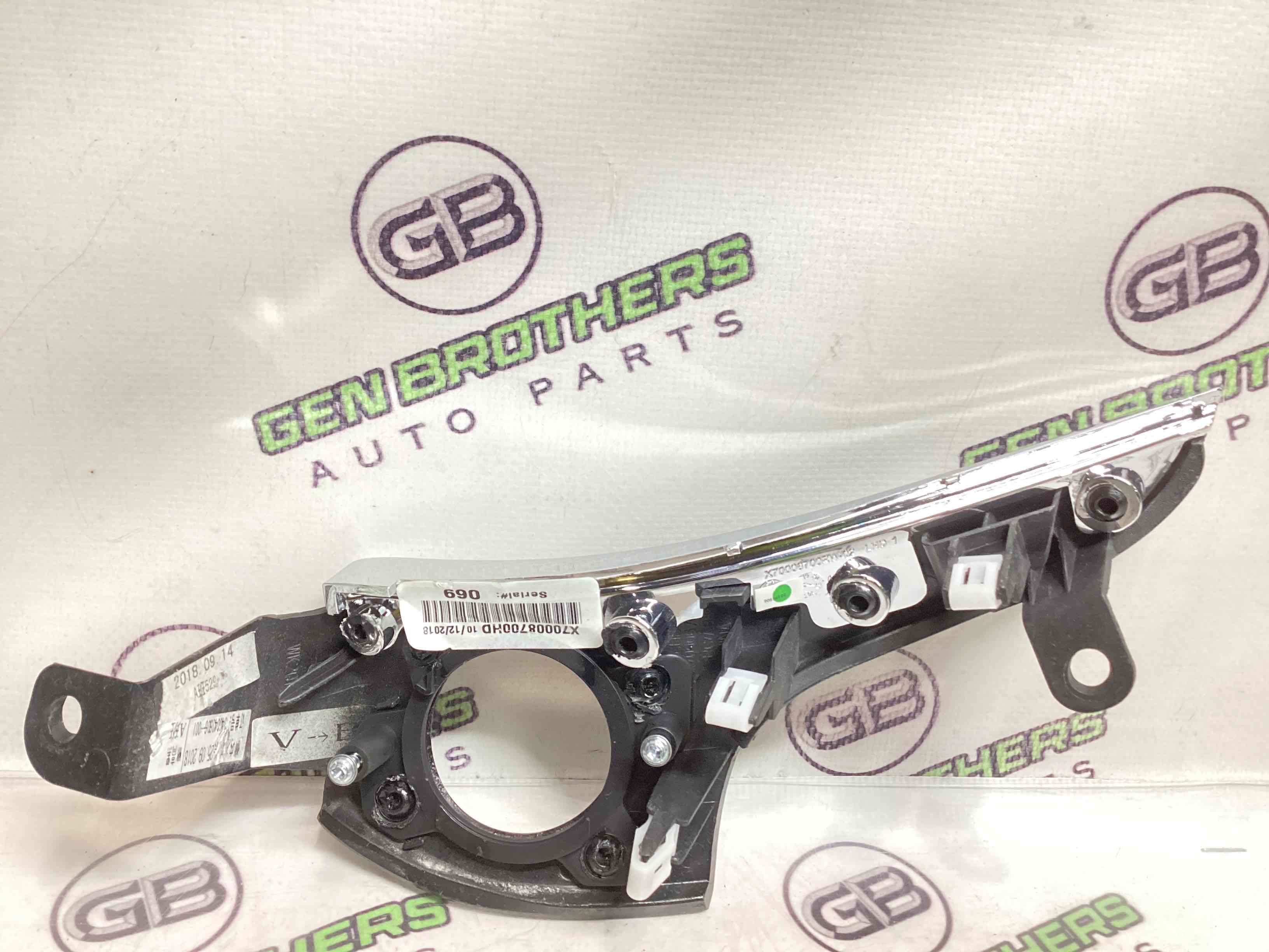 Обшивка панелі приладів торпедо