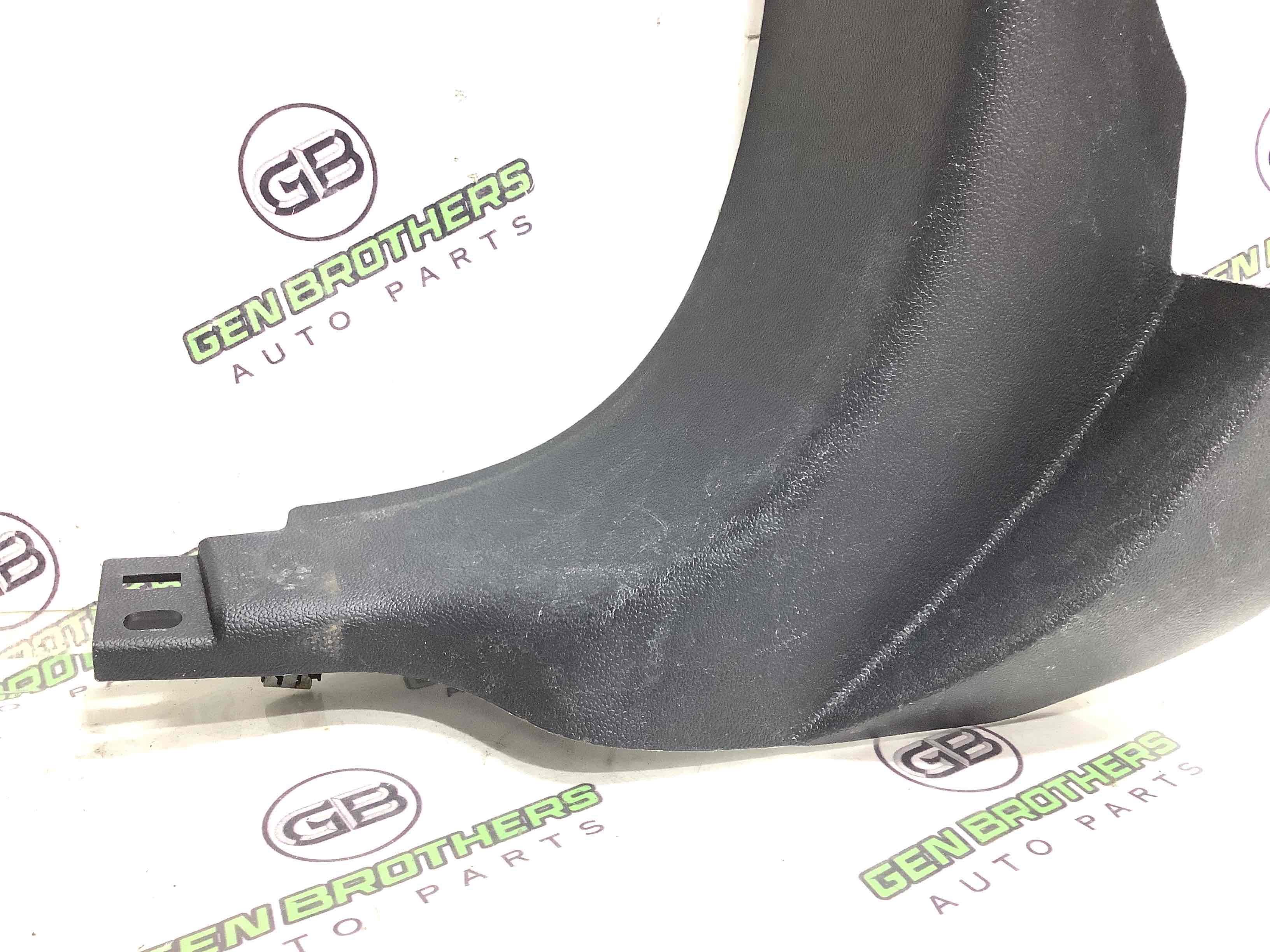 Обшивка передней стойки левая