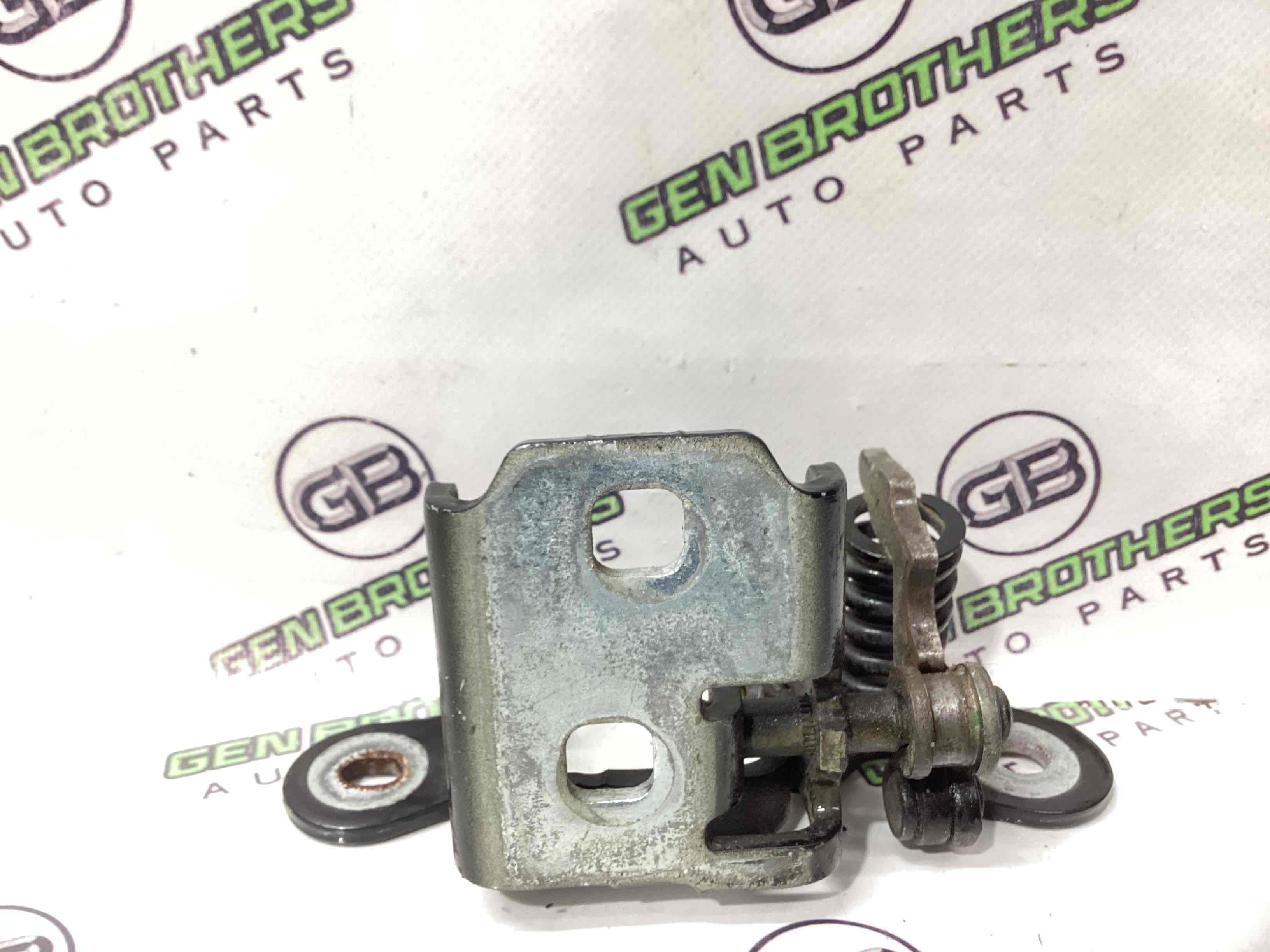 Петля двери, замок двери