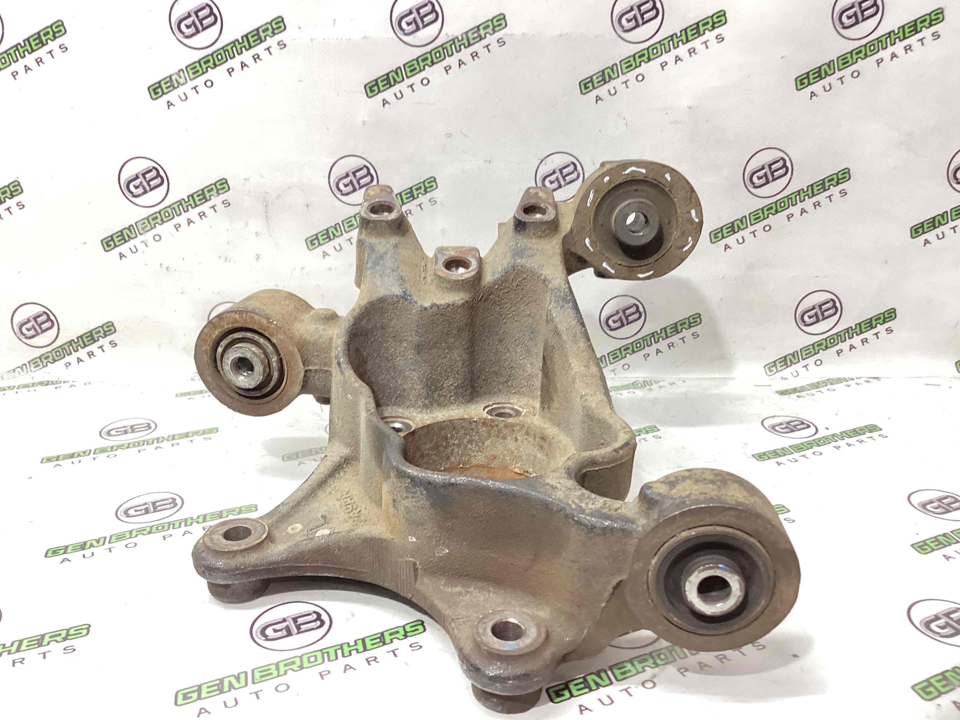 Кулак задний левый