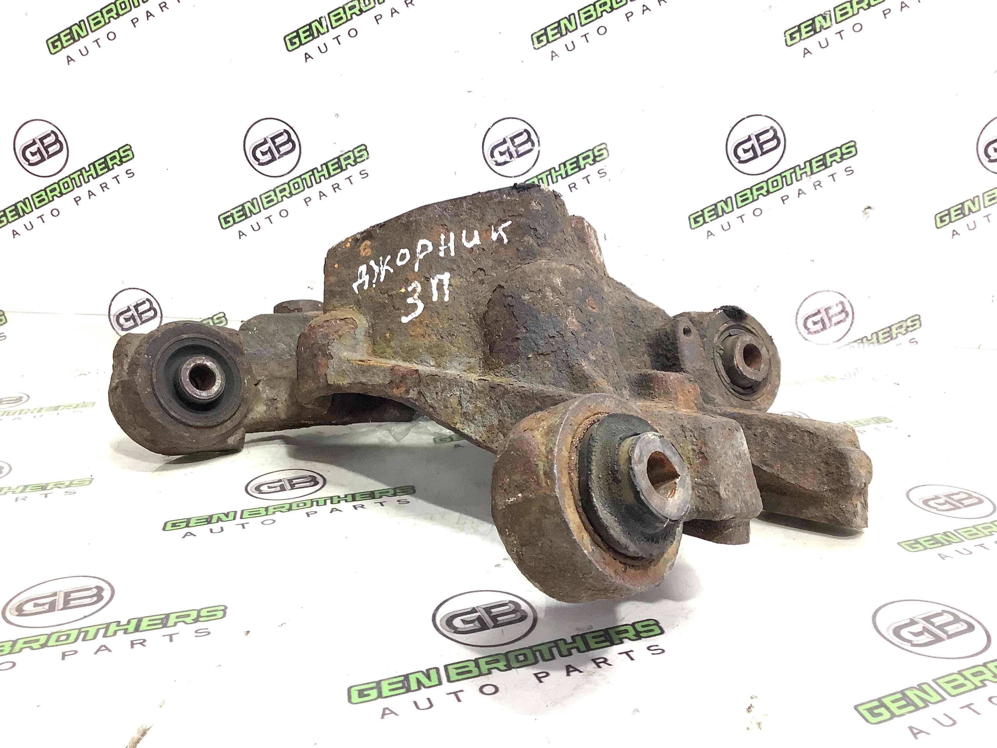 Кулак задний правый